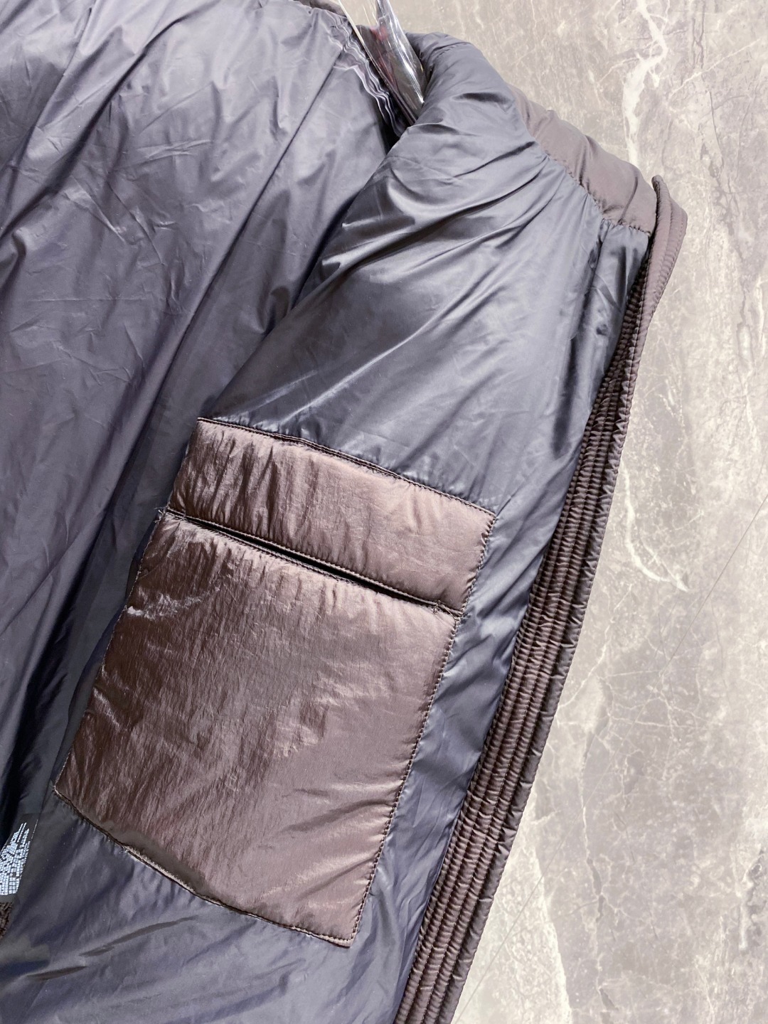 Dior 迪奥 🆕🆕🆕25年冬季最新羽绒服立体剪裁廓形版型上身显瘦帅气！胸前小logo设计、时尚感极强。