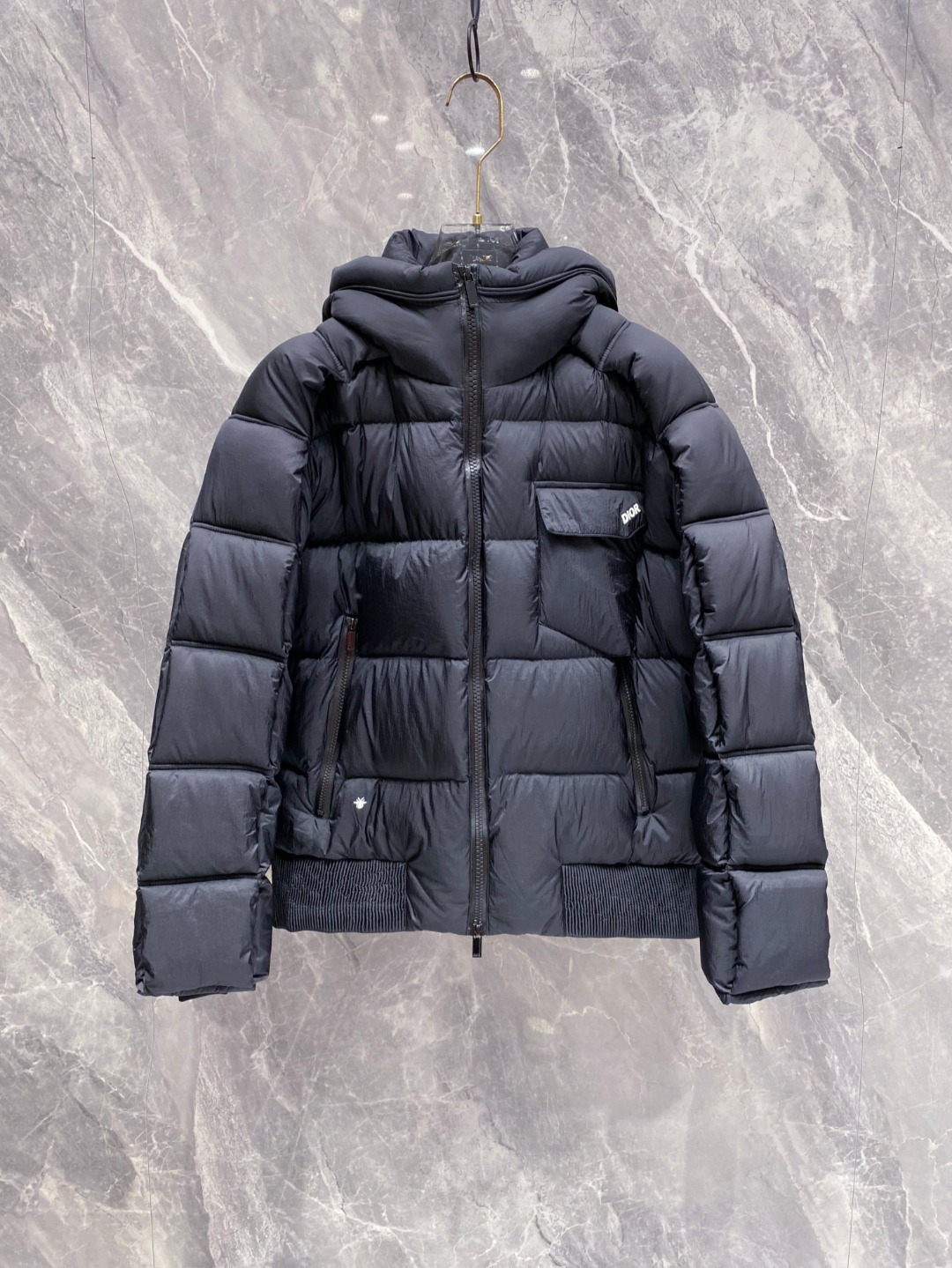 Dior 迪奥 🆕🆕🆕25年冬季最新羽绒服立体剪裁廓形版型上身显瘦帅气！胸前小logo设计、时尚感极强。