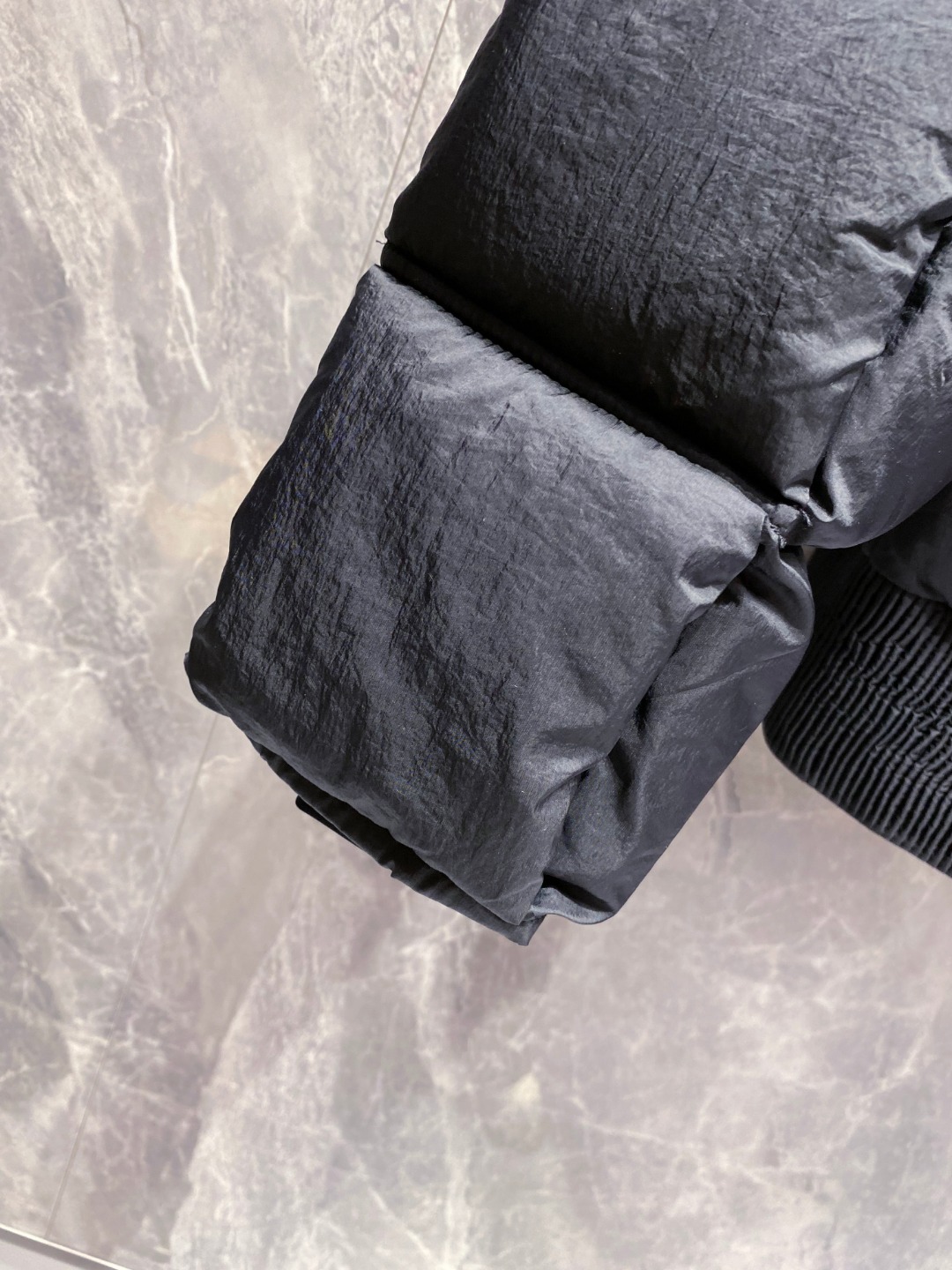 Dior 迪奥 🆕🆕🆕25年冬季最新羽绒服立体剪裁廓形版型上身显瘦帅气！胸前小logo设计、时尚感极强。