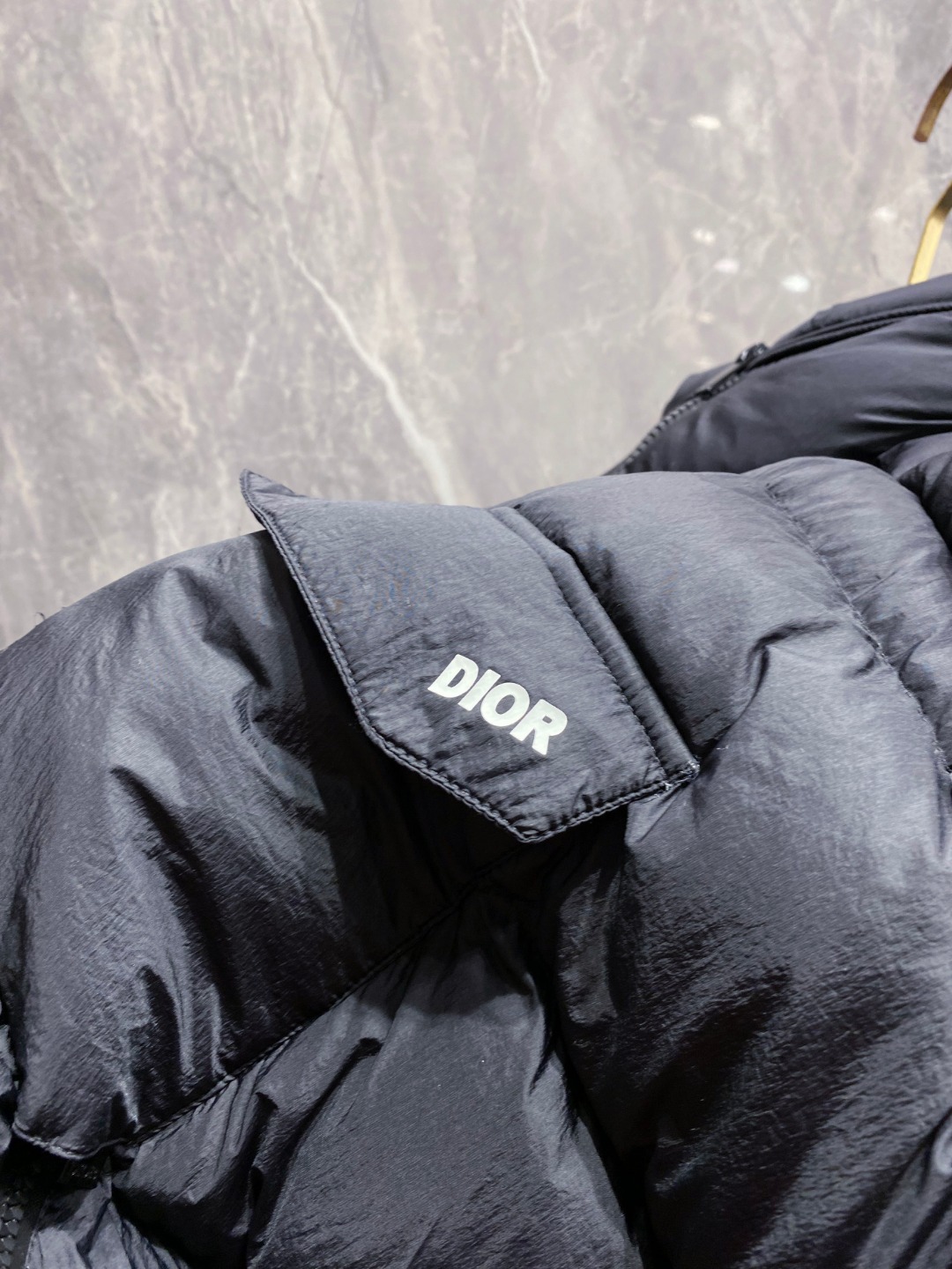 Dior 迪奥 🆕🆕🆕25年冬季最新羽绒服立体剪裁廓形版型上身显瘦帅气！胸前小logo设计、时尚感极强。