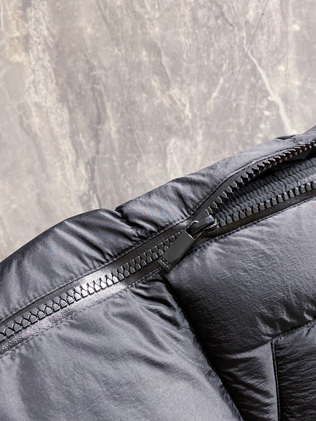 Dior 迪奥 🆕🆕🆕25年冬季最新羽绒服立体剪裁廓形版型上身显瘦帅气！胸前小logo设计、时尚感极强。