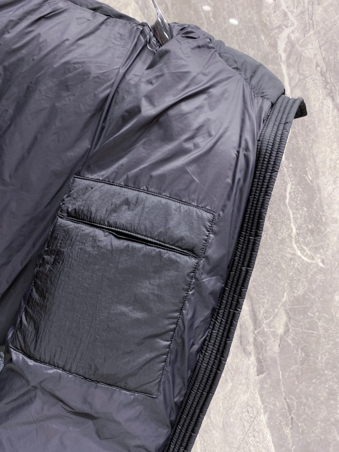 Dior 迪奥 🆕🆕🆕25年冬季最新羽绒服立体剪裁廓形版型上身显瘦帅气！胸前小logo设计、时尚感极强。