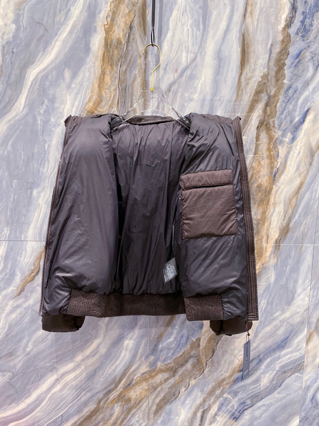 Dior 迪奥 🆕🆕🆕25年冬季最新羽绒服立体剪裁廓形版型上身显瘦帅气！胸前小logo设计、时尚感极强。