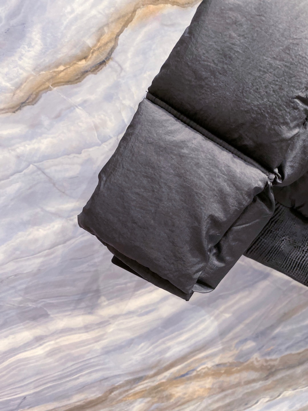 Dior 迪奥 🆕🆕🆕25年冬季最新羽绒服立体剪裁廓形版型上身显瘦帅气！胸前小logo设计、时尚感极强。