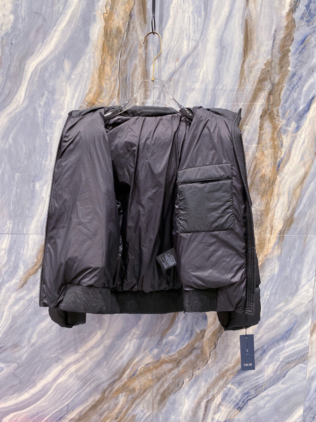 Dior 迪奥 🆕🆕🆕25年冬季最新羽绒服立体剪裁廓形版型上身显瘦帅气！胸前小logo设计、时尚感极强。