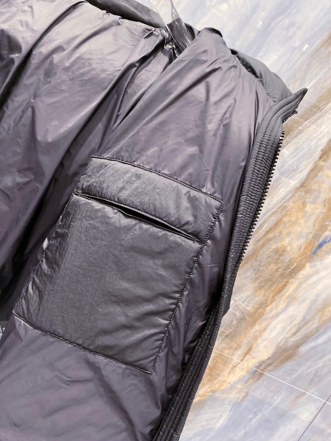 Dior 迪奥 🆕🆕🆕25年冬季最新羽绒服立体剪裁廓形版型上身显瘦帅气！胸前小logo设计、时尚感极强。