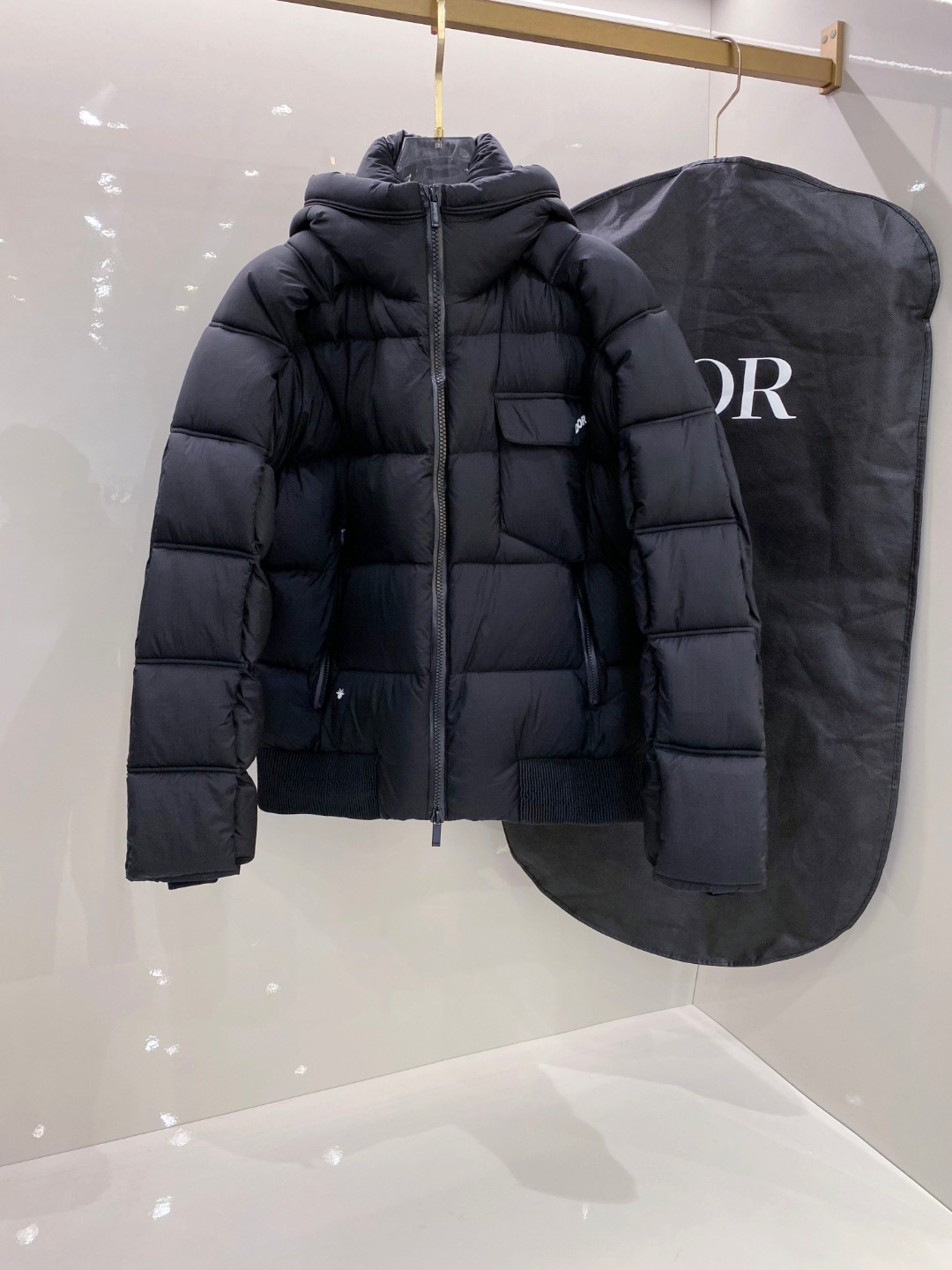 Dior 迪奥 🆕🆕🆕25年冬季最新羽绒服立体剪裁廓形版型上身显瘦帅气！胸前小logo设计、时尚感极强。