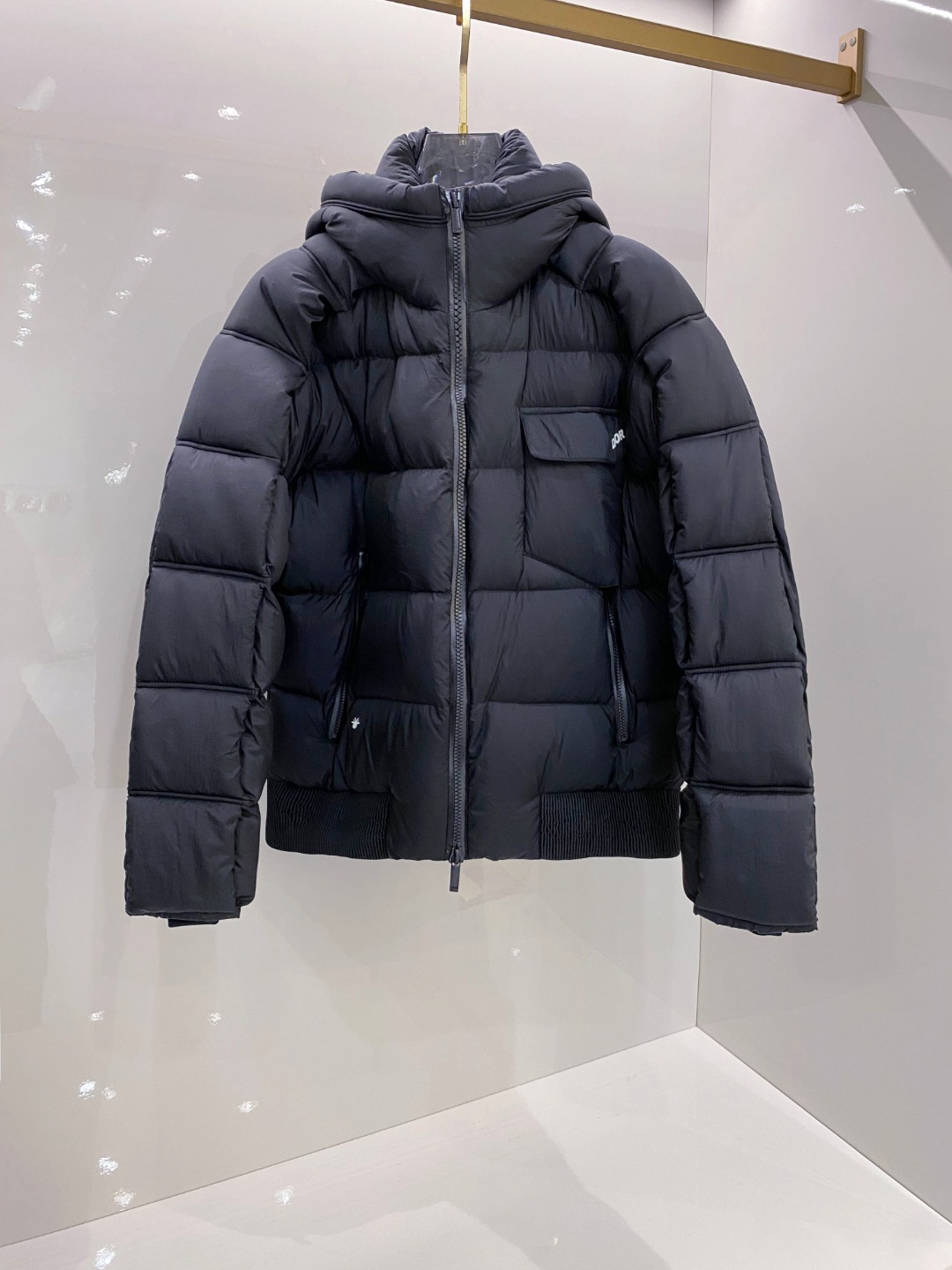 Dior 迪奥 🆕🆕🆕25年冬季最新羽绒服立体剪裁廓形版型上身显瘦帅气！胸前小logo设计、时尚感极强。