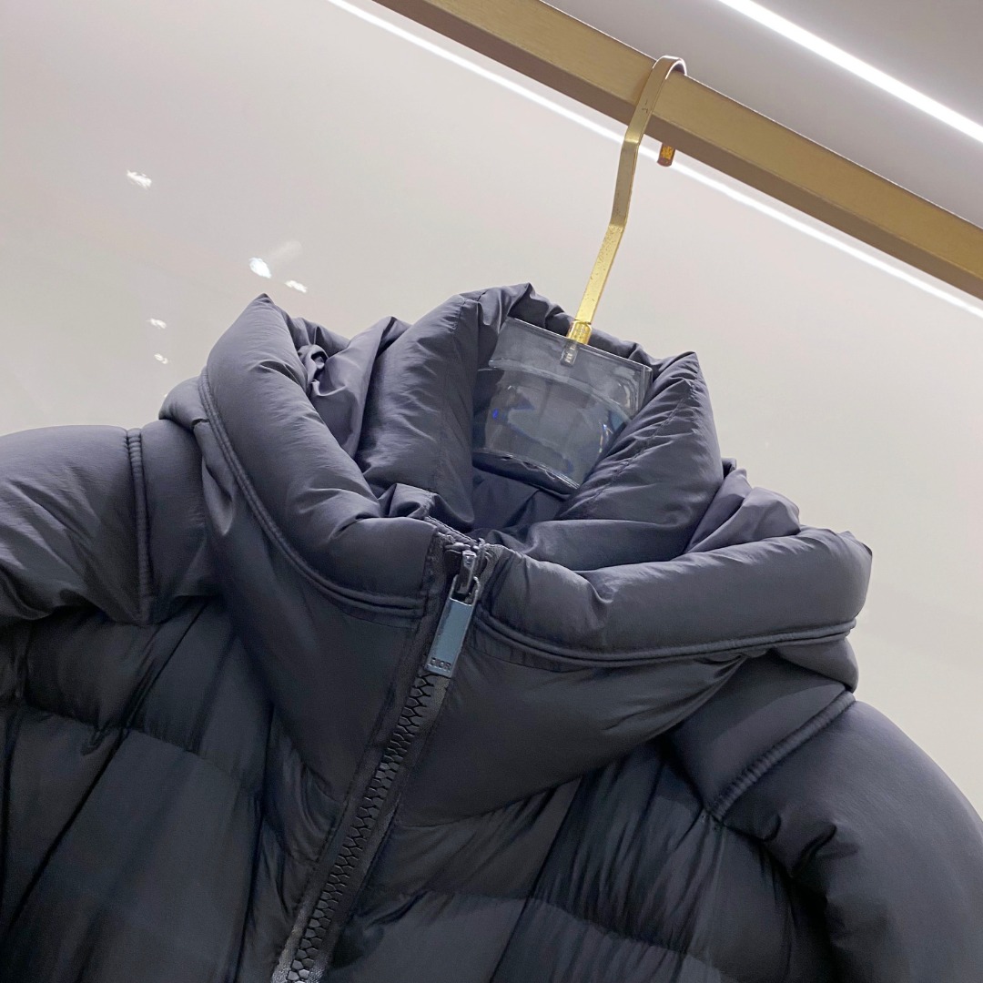 Dior 迪奥 🆕🆕🆕25年冬季最新羽绒服立体剪裁廓形版型上身显瘦帅气！胸前小logo设计、时尚感极强。