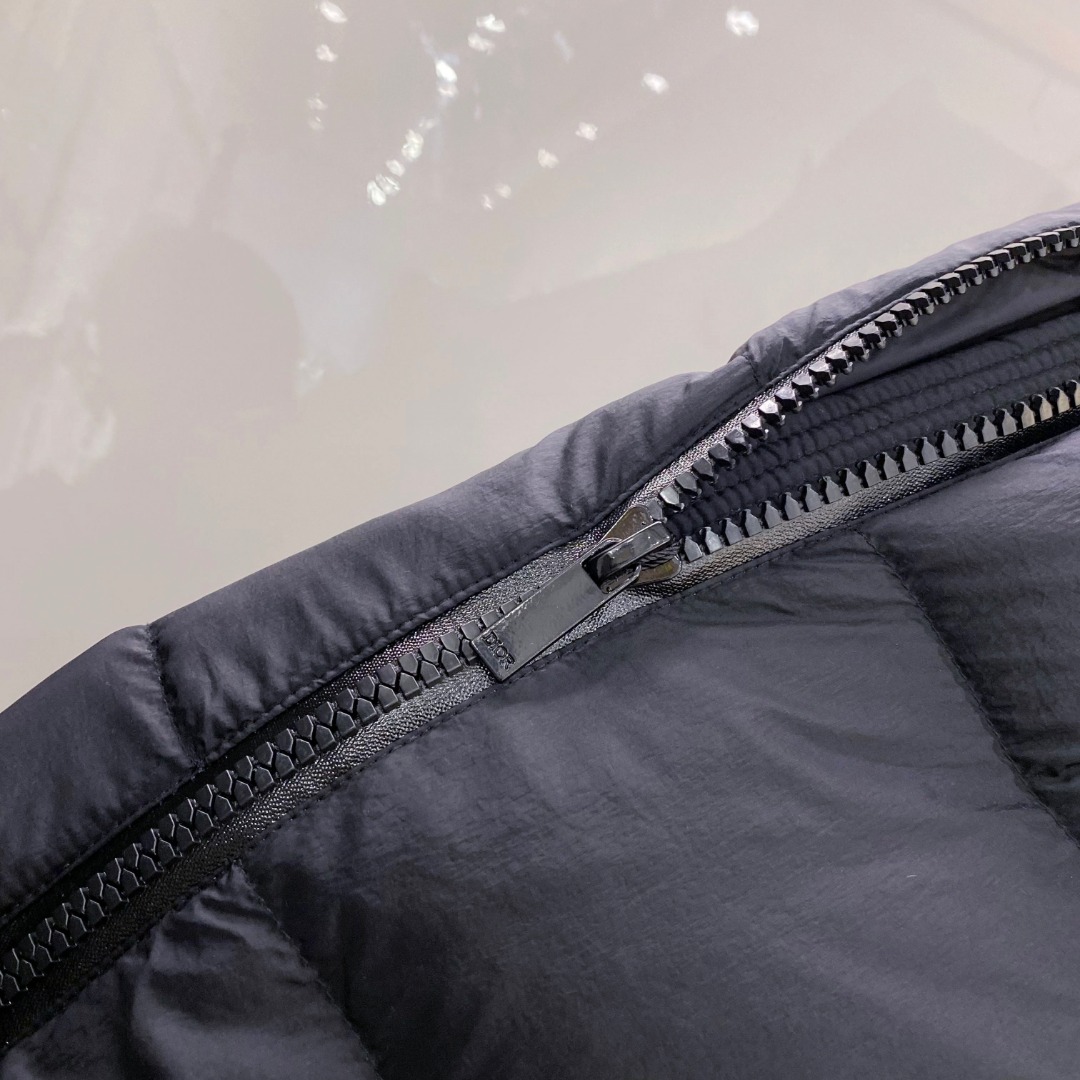 Dior 迪奥 🆕🆕🆕25年冬季最新羽绒服立体剪裁廓形版型上身显瘦帅气！胸前小logo设计、时尚感极强。
