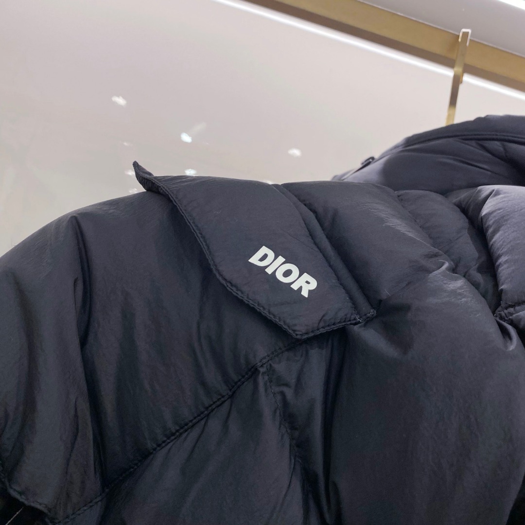 Dior 迪奥 🆕🆕🆕25年冬季最新羽绒服立体剪裁廓形版型上身显瘦帅气！胸前小logo设计、时尚感极强。