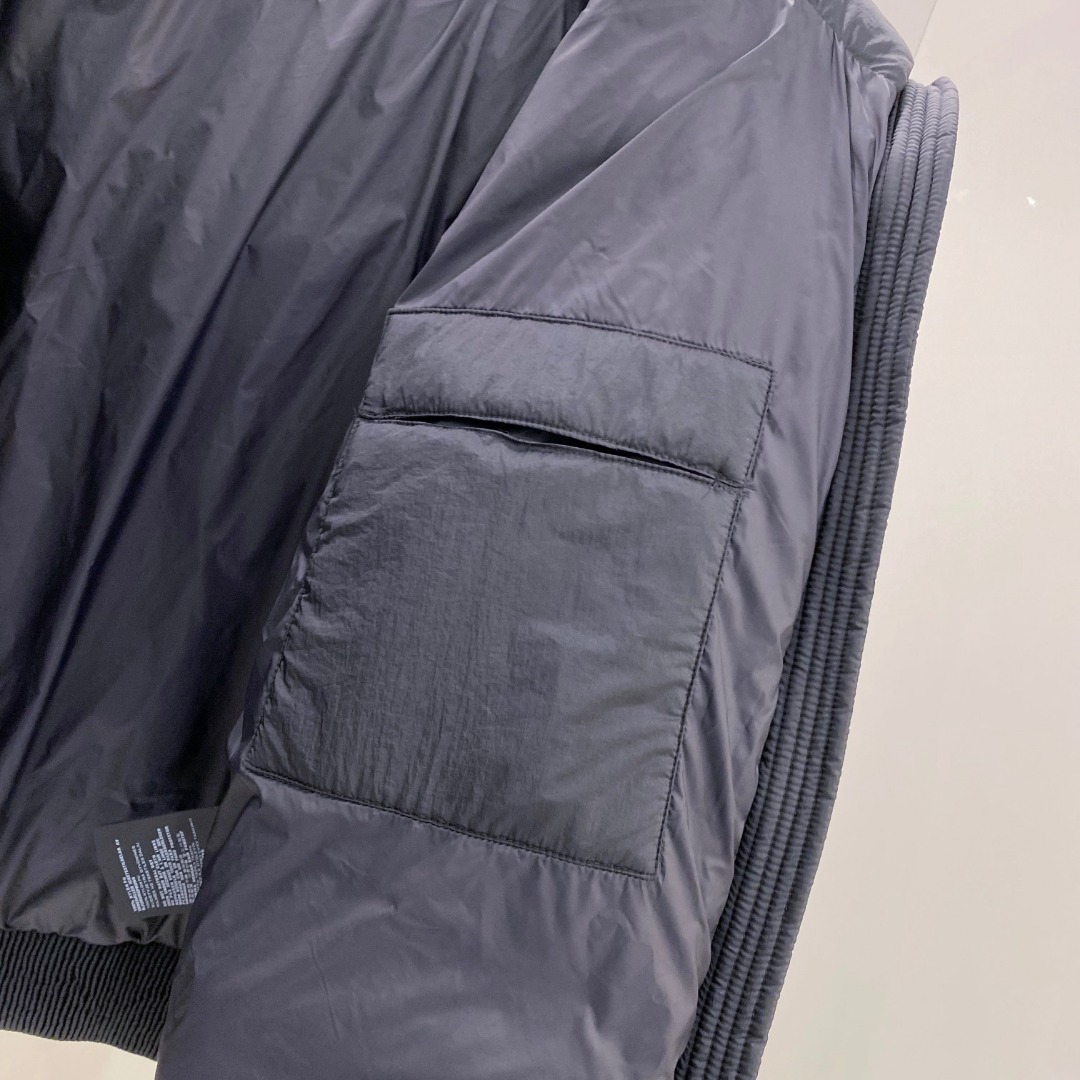 Dior 迪奥 🆕🆕🆕25年冬季最新羽绒服立体剪裁廓形版型上身显瘦帅气！胸前小logo设计、时尚感极强。