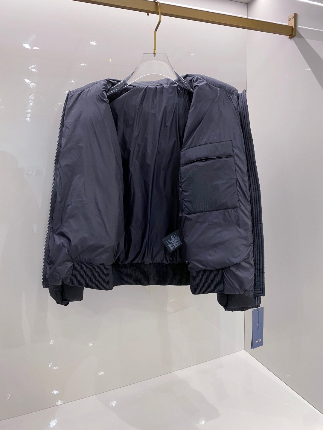 Dior 迪奥 🆕🆕🆕25年冬季最新羽绒服立体剪裁廓形版型上身显瘦帅气！胸前小logo设计、时尚感极强。