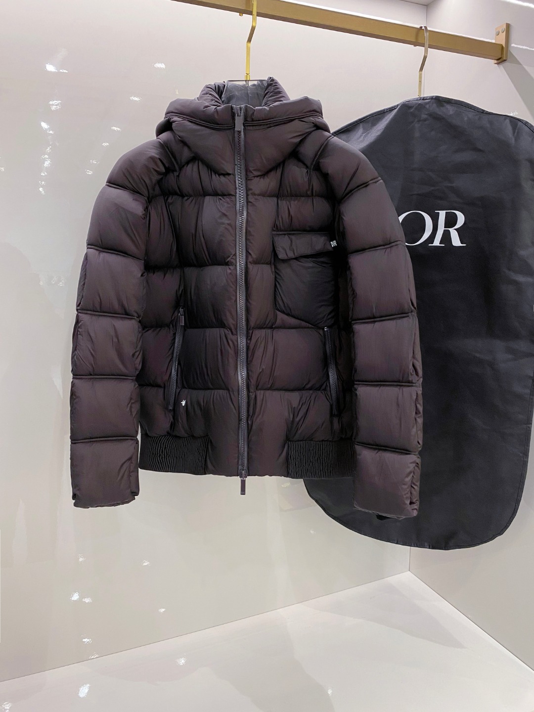 Dior 迪奥 🆕🆕🆕25年冬季最新羽绒服立体剪裁廓形版型上身显瘦帅气！胸前小logo设计、时尚感极强。