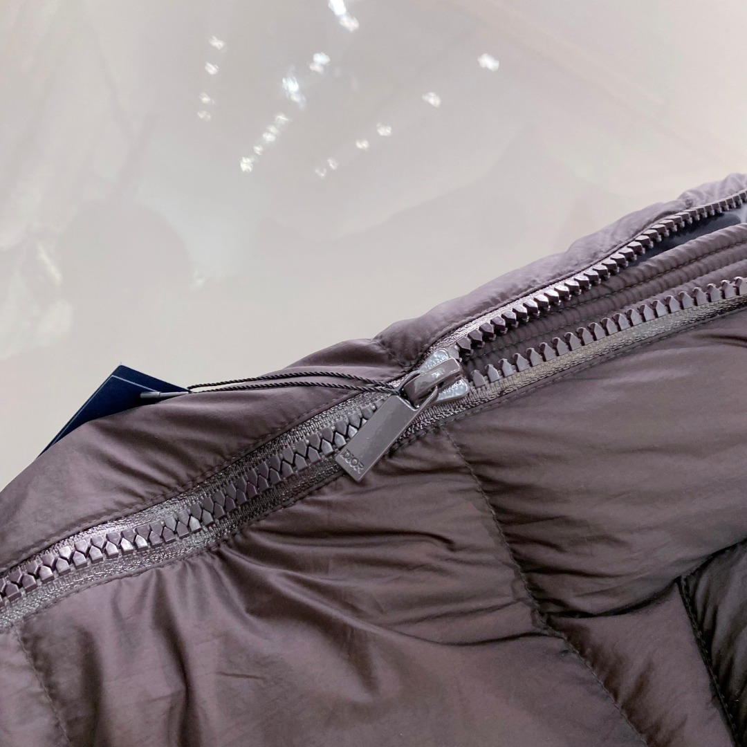 Dior 迪奥 🆕🆕🆕25年冬季最新羽绒服立体剪裁廓形版型上身显瘦帅气！胸前小logo设计、时尚感极强。