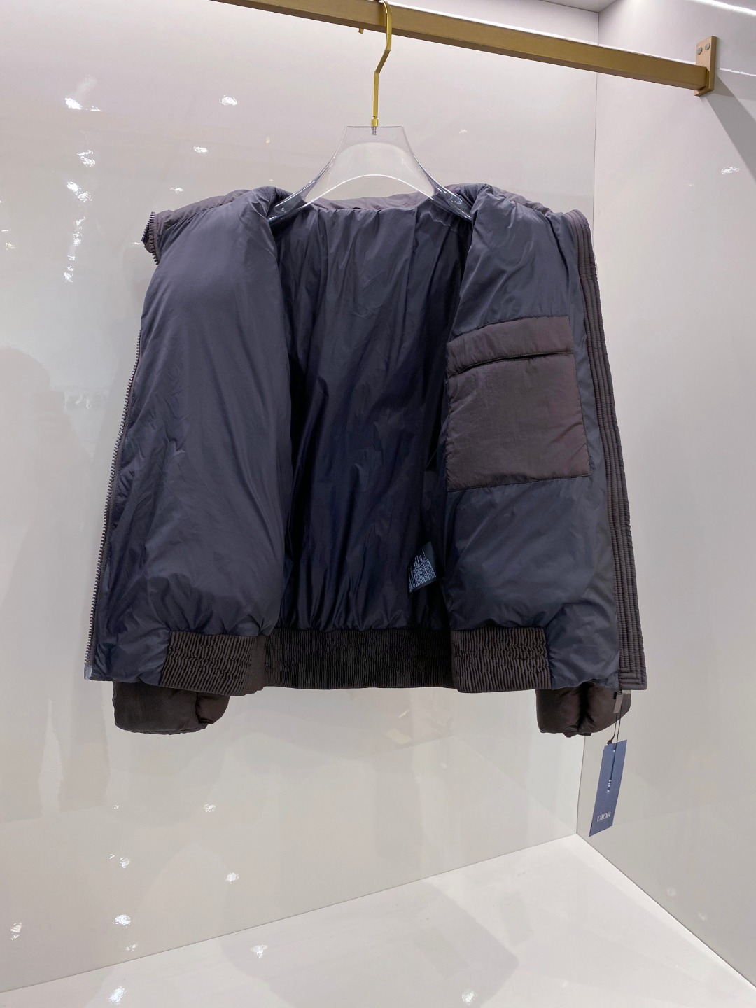 Dior 迪奥 🆕🆕🆕25年冬季最新羽绒服立体剪裁廓形版型上身显瘦帅气！胸前小logo设计、时尚感极强。