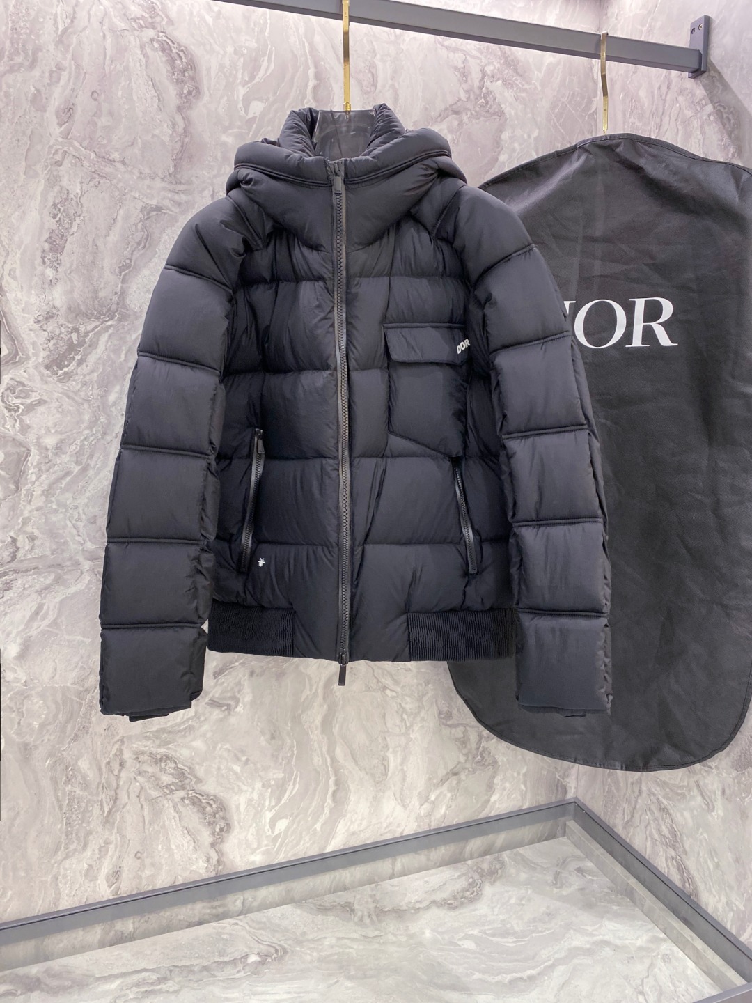 NO:624603,Dior Dior's latest 25-year winter down jacket has a three-dimensional silhouette that makes the upper body slim and handsome!  The small logo design on the chest has a strong sense of fashion. It keeps you warm and refuses to be bloated!  New national standard imported 90 white duck down filling!  The texture of imported memory silk fabric is amazing!  Imported machine sewing with smooth line craftsmanship. Original hardware accessories with original markings!  Color Black Brown Size 48-56, dior, dior, down jacket, alexander wang19860909Dior 迪奥 25年冬季最新羽绒服 立体剪裁廓形版型上身显瘦帅气！胸前小logo设计、时尚感极强.保暖拒绝臃肿！新国标进口90白鸭绒填充！进口记忆丝面料质感超赞！进口机缝制流畅线条工艺.原版五金配件原唛原标！ 颜色黑色 咖色 尺码48-56,,dior,dior,down jacket,alexander wang,Men's clothing
