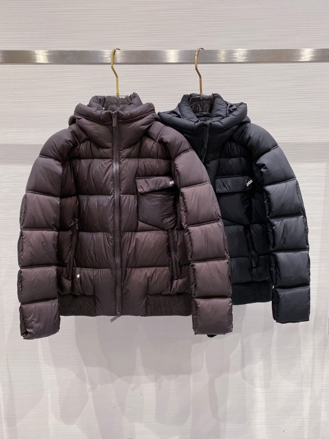 Dior 迪奥 🆕🆕🆕25年冬季最新羽绒服立体剪裁廓形版型上身显瘦帅气！胸前小logo设计、时尚感极强。