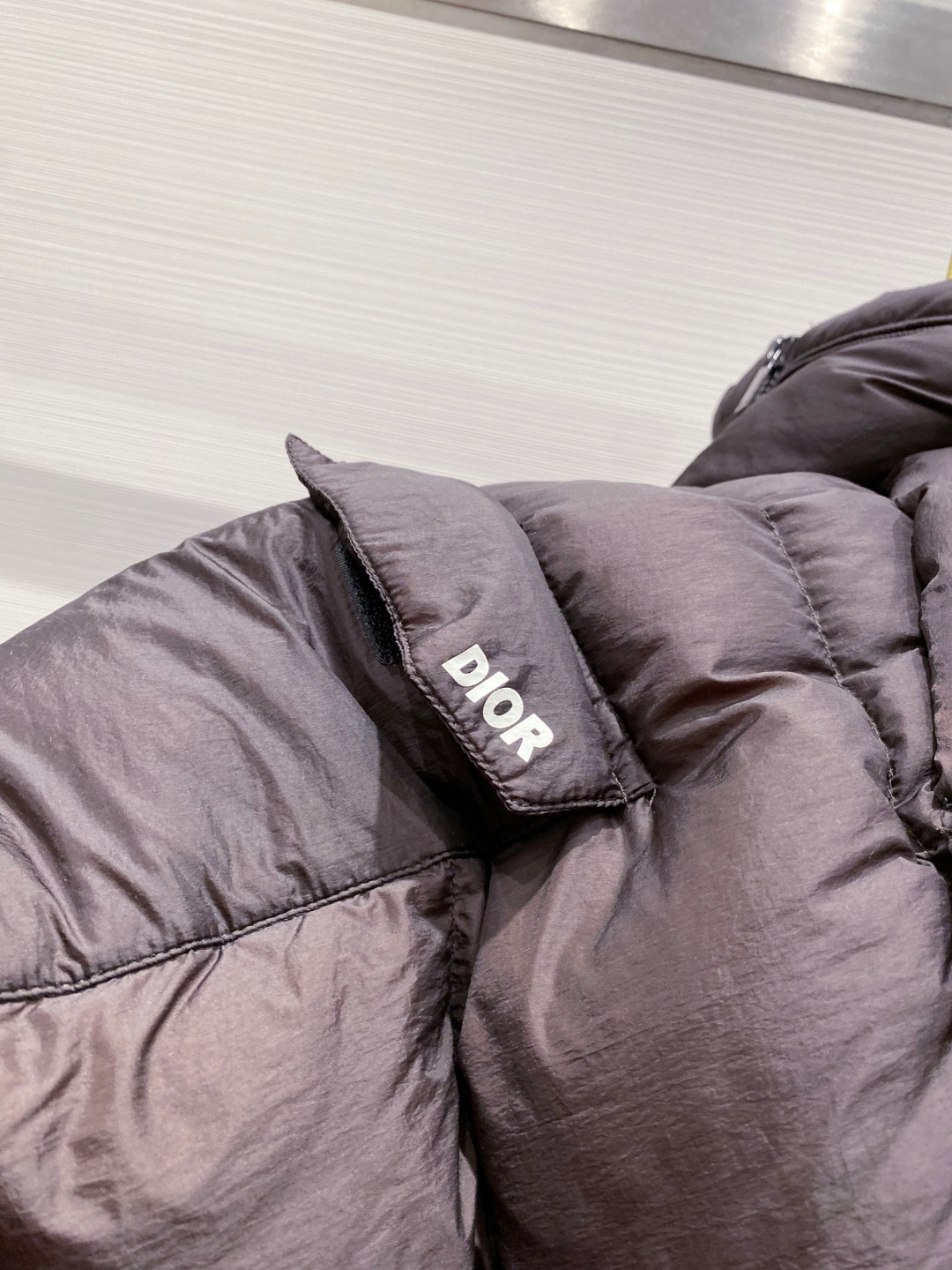 Dior 迪奥 🆕🆕🆕25年冬季最新羽绒服立体剪裁廓形版型上身显瘦帅气！胸前小logo设计、时尚感极强。