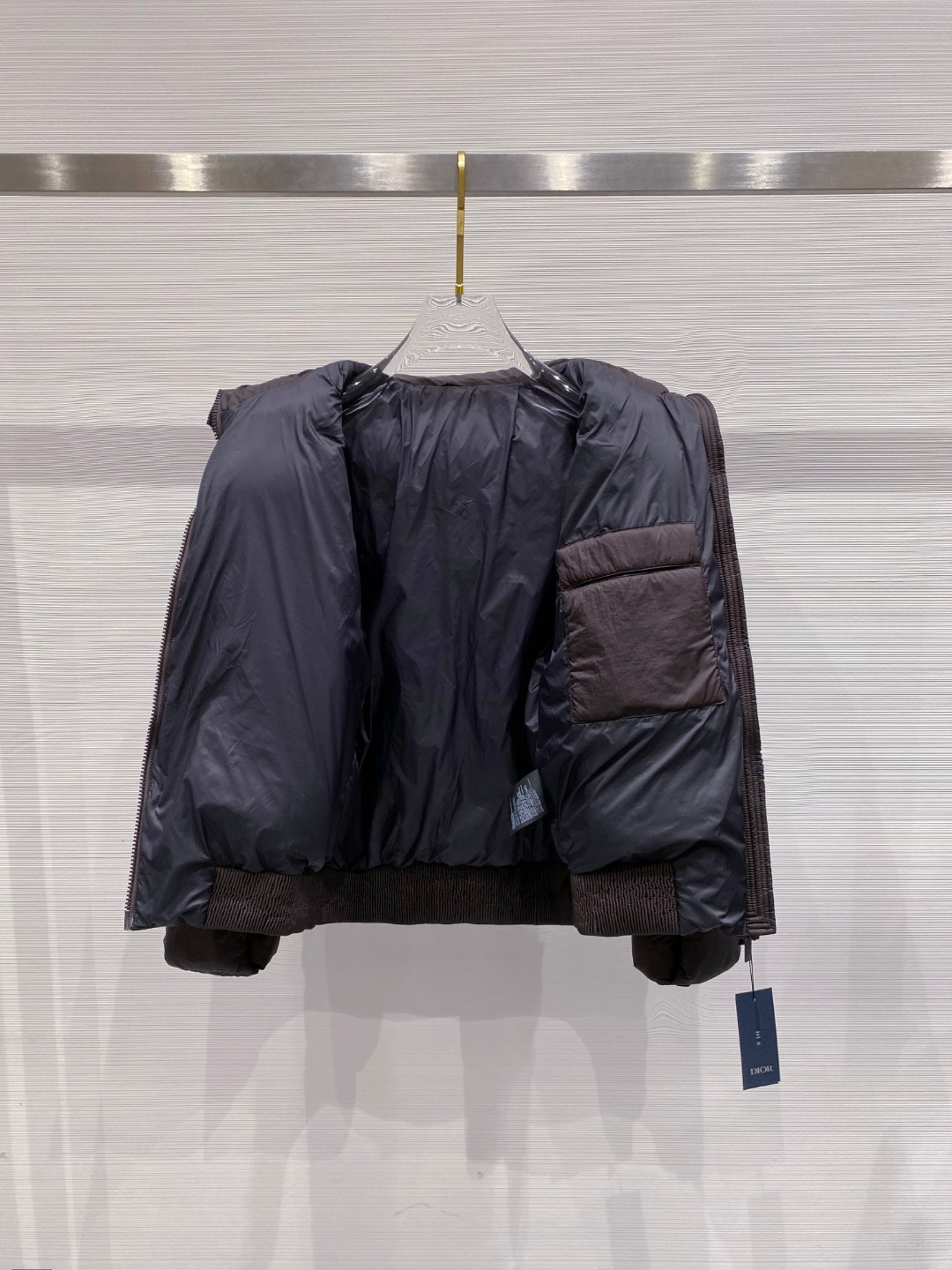 Dior 迪奥 🆕🆕🆕25年冬季最新羽绒服立体剪裁廓形版型上身显瘦帅气！胸前小logo设计、时尚感极强。