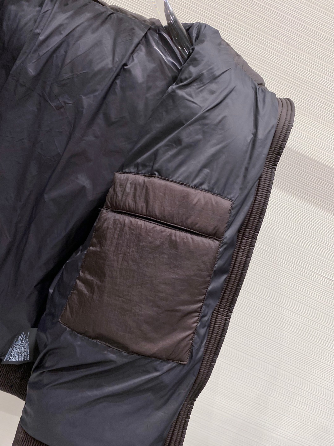 Dior 迪奥 🆕🆕🆕25年冬季最新羽绒服立体剪裁廓形版型上身显瘦帅气！胸前小logo设计、时尚感极强。