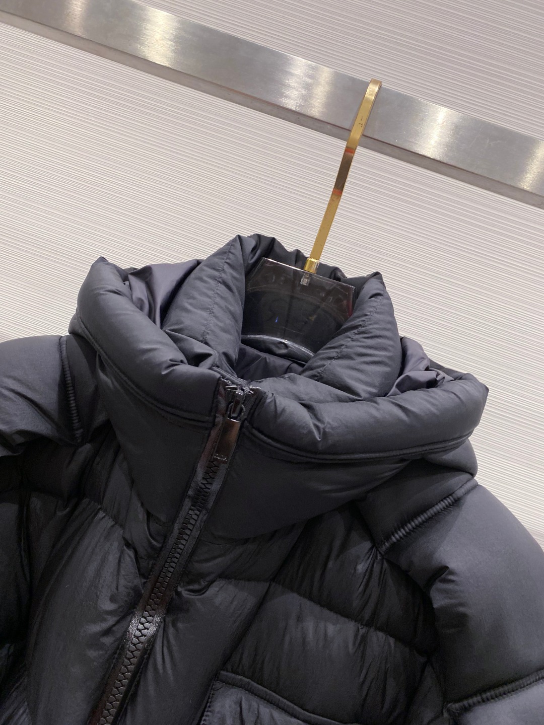 Dior 迪奥 🆕🆕🆕25年冬季最新羽绒服立体剪裁廓形版型上身显瘦帅气！胸前小logo设计、时尚感极强。