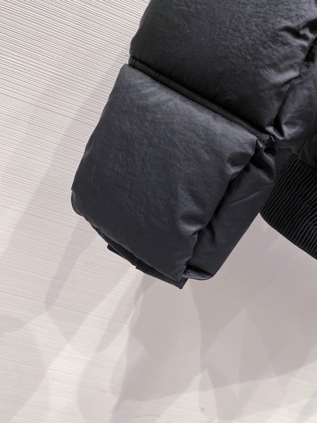 Dior 迪奥 🆕🆕🆕25年冬季最新羽绒服立体剪裁廓形版型上身显瘦帅气！胸前小logo设计、时尚感极强。