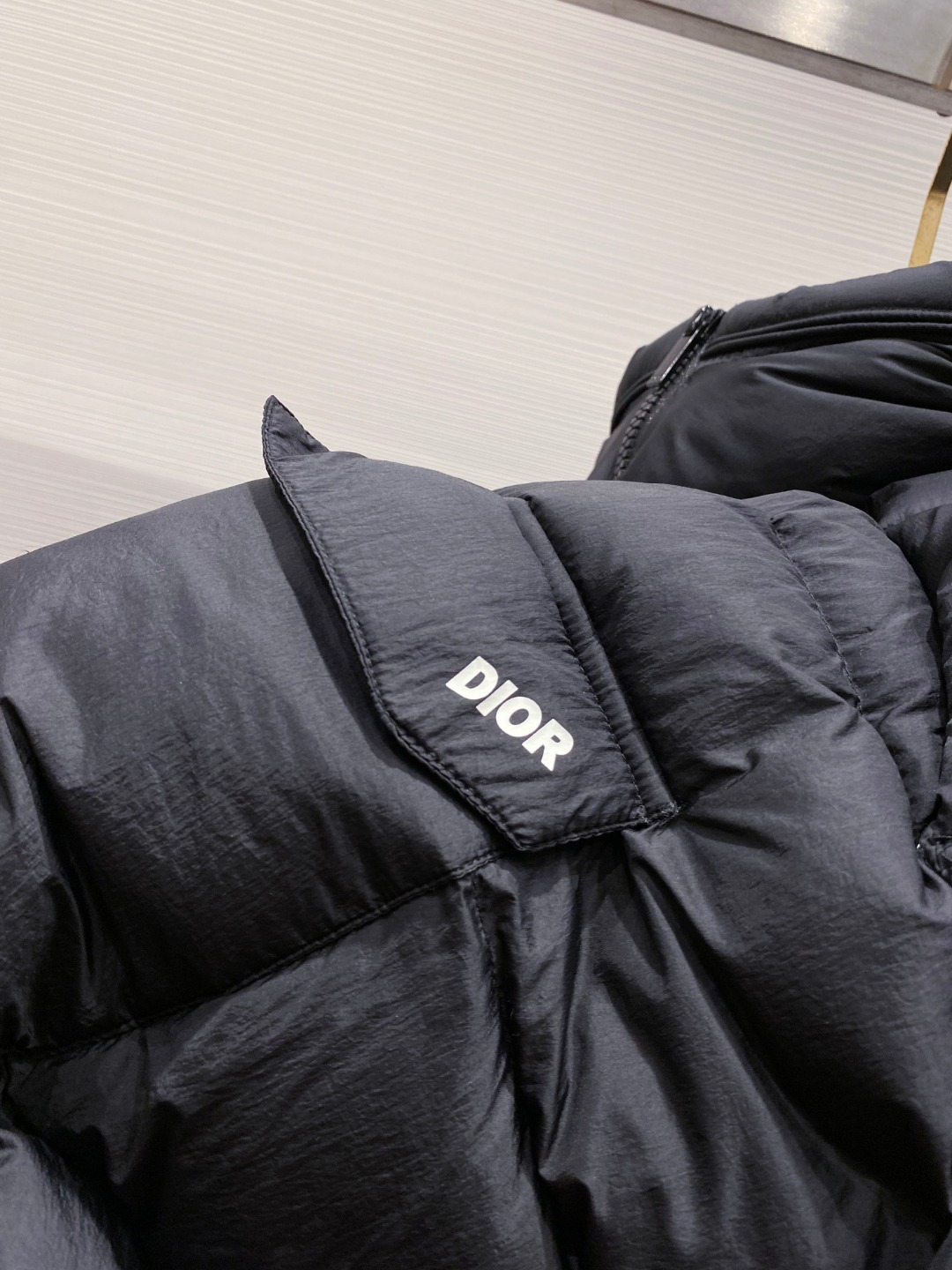 Dior 迪奥 🆕🆕🆕25年冬季最新羽绒服立体剪裁廓形版型上身显瘦帅气！胸前小logo设计、时尚感极强。