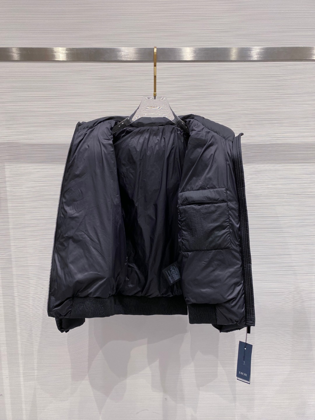 Dior 迪奥 🆕🆕🆕25年冬季最新羽绒服立体剪裁廓形版型上身显瘦帅气！胸前小logo设计、时尚感极强。