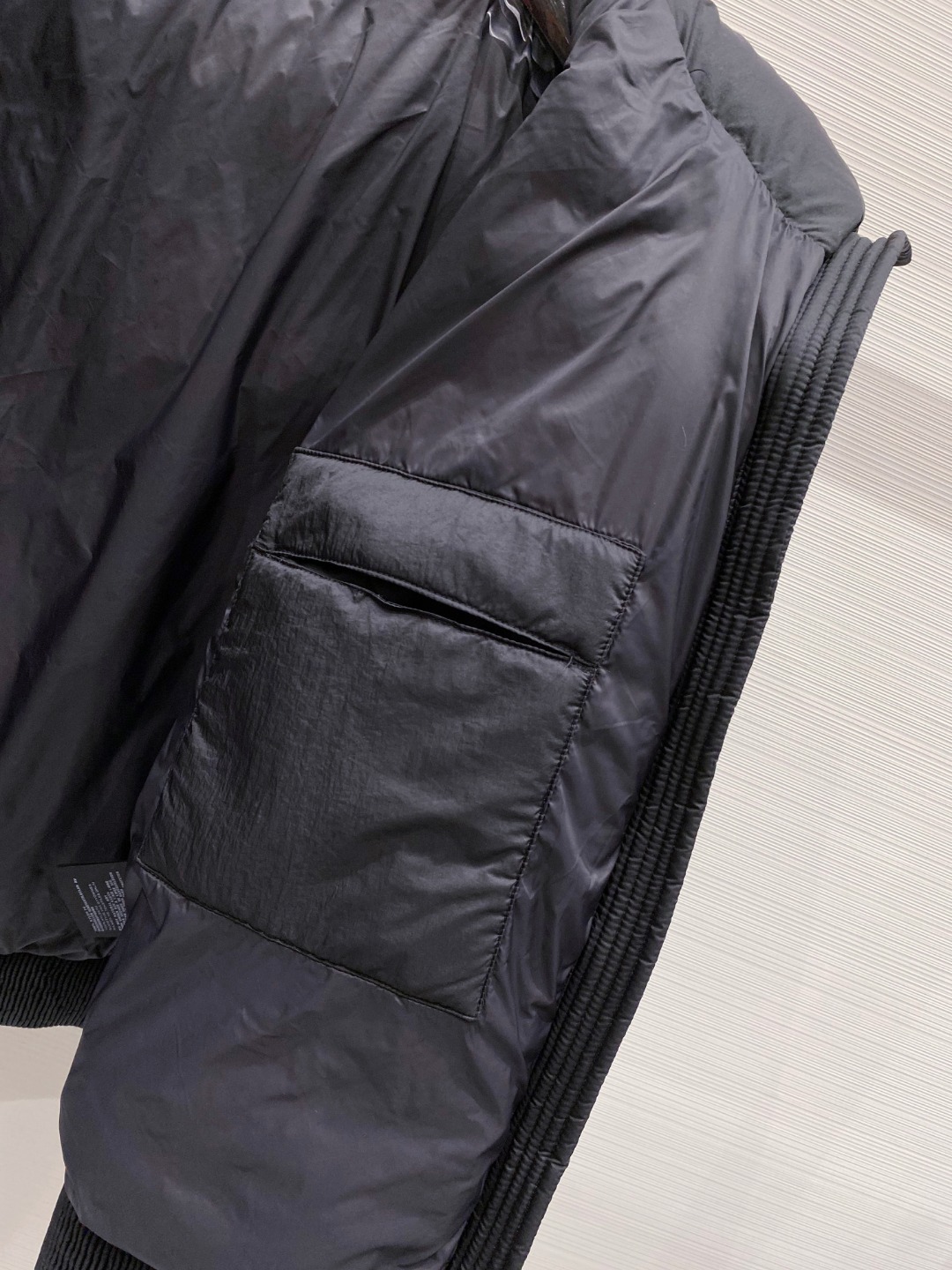 Dior 迪奥 🆕🆕🆕25年冬季最新羽绒服立体剪裁廓形版型上身显瘦帅气！胸前小logo设计、时尚感极强。