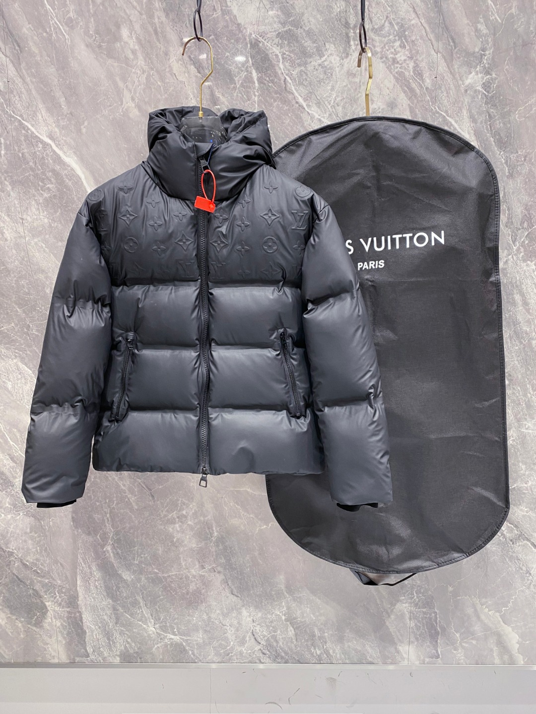 NO:622682,LOUIS VUITTON/Louis Vuitton SS25 official website catwalk style embossed presbyopic leather stitching stand-up collar down jacket jacket, LV down jacket quality model. The filling is national standard goose down, full of fill, excellent thermal insulation effect. The embossing process is extremely complex and requires temperature, fabric and mold adjustment to achieve the effect. After many trials, many finished products were scrapped before success. The hardware and accessories of the whole clothing need to be molded and customized before it can be called a catwalk style.  Doing orders from major foreign trade factories. Professionals. Assembly line operation. Quality control guarantee. Customized accessories. Original main mark. Washable. The down jacket uses a double-layer anti-velvet liner design!  Super windproof performance, size M~3XL. AAA4,,louis vuitton,louis vuitton,louis vuitton,jackets & coats,jackets & coats,down jacket,alexander wang19860909LOUIS VUITTON/路易威登 SS25官网走秀款压花老花皮质拼接立领羽绒服夹克外套 LV羽绒服品质款 填充填充物为国标鹅绒 蓬松度拉满 保暖效果极佳 工艺压花工艺极其复杂 需要温度 面料与模具调教成功 才能达到效果 经过多次试验 报废许多成品才成功 五金全衣五金辅料 都需要开模定制 才会称为走秀款 做外贸大厂订单 专业人员 流水线作业 品控保证 辅料定做原版主唛 水洗 羽绒服运用了双层防绒内胆设计！防风性能超强 尺码M~3XL. AAA4,,louis vuitton,louis vuitton,louis vuitton,jackets & coats,jackets & coats,down jacket,alexander wang,Men's clothing