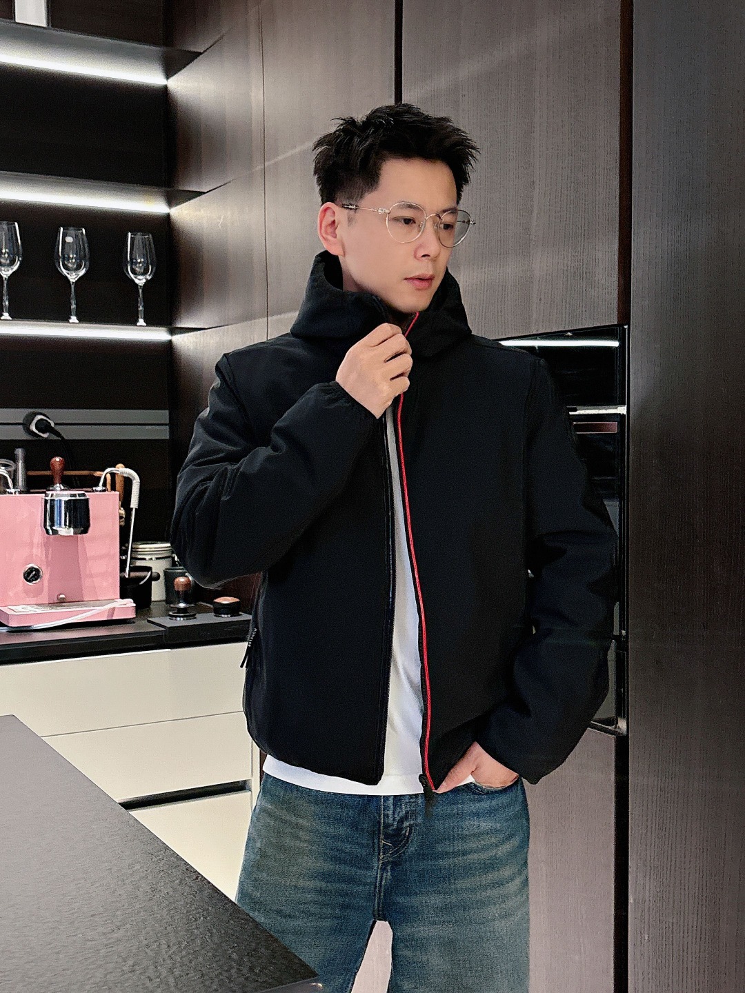 NO:624591,Special down Moncler Batisse men's hooded short down jacket. Original purchased and developed, filled with goose down. The barcode model number is complete and consistent with the official website. The tag has built-in NFC electronic induction anti-counterfeiting. Supports multiple anti-counterfeiting verifications. Here I would like to talk about the fabrics, original replacement fabrics, technical fabrics, natural anti-wrinkles, anti-watering, special functional fabrics. No need to iron when you receive it, it is the effect of my real shot. Customers with high demand for fabrics come to buy this.  The Batisse Down Jacket is designed for the modern man who values functionality and beauty. The Select Item The Batisse Down Jacket is a men's collection piece that combines cutting-edge fabrics with streamlined silhouettes. Short in length, it is made from durable softshell material to provide windproof and functional protection. Discreet reflective detailing along the zipper. Details Made of soft shell léger fabric Polyester lining Hood Filled with down Zipper closure Zippered pockets Size1-5  black/red,,jackets & coats,jackets & coats,down jacket,hats,alexander wang19860909特级羽绒Moncler Batisse男士连帽短款羽绒夹克外套.原版购入开发,鹅绒填充.条码款号齐全,对应官网一致.吊牌内置NFC电子感应防伪.支持多重防伪验证. 这里要特别说一下面料,原厂替换面料,科技面料,自然抗褶皱,防浇水,特殊功能性面料.收到无需熨烫就是我实拍的效果.对面料高需求的客户来入这款. Batisse羽绒夹克专为注重功能性和美观的现代男士设计. 臻选单品 Batisse羽绒夹克是男士系列的单品,融合前沿面料和流线型廓形.短款设计,采用耐久的软壳材料制成,提供拒风和功能性保护.拉链处点缀低调的反光细节. 详细信息 采用柔软shell léger面料制成 聚酯纤维衬里 兜帽 填充羽绒 拉链开合 拉链口袋 Size1-5 黑色/红色,,jackets & coats,jackets & coats,down jacket,hats,alexander wang,Men's clothing