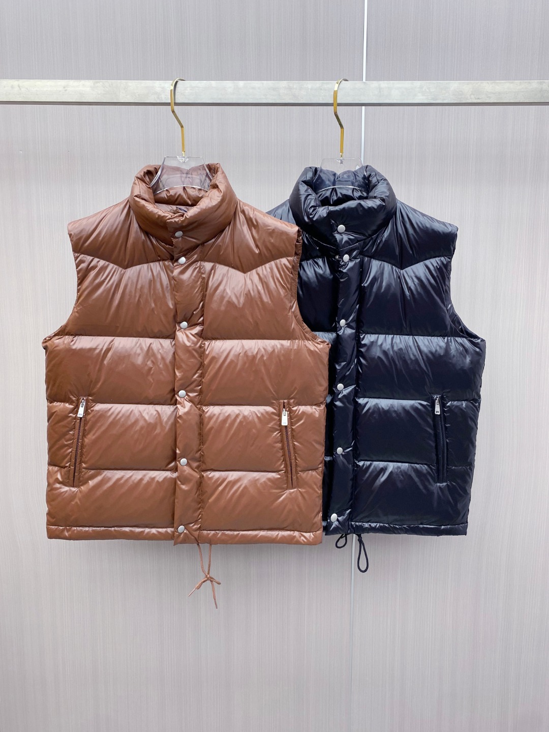 普拉达 Prada 25秋冬新品发布，啪嗒新款羽绒马甲出货，原版购入，全部面料及辅料原版订制，所有细节完