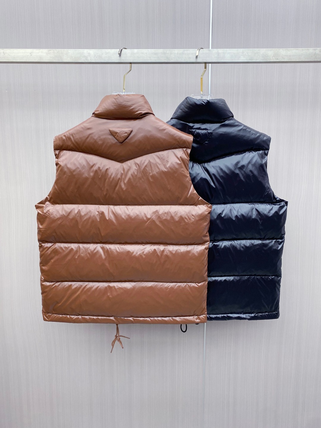 普拉达 Prada 25秋冬新品发布，啪嗒新款羽绒马甲出货，原版购入，全部面料及辅料原版订制，所有细节完