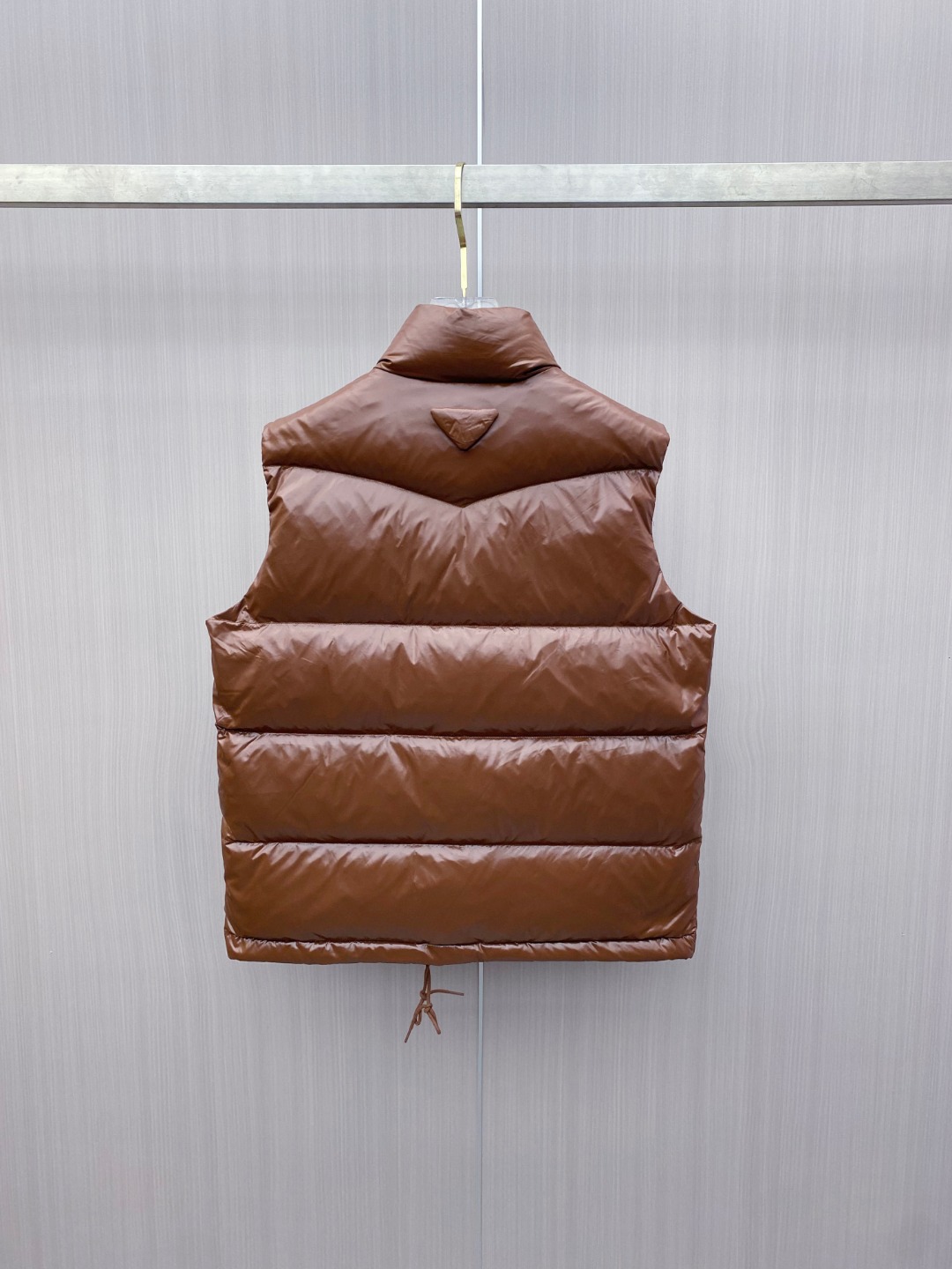 普拉达 Prada 25秋冬新品发布，啪嗒新款羽绒马甲出货，原版购入，全部面料及辅料原版订制，所有细节完