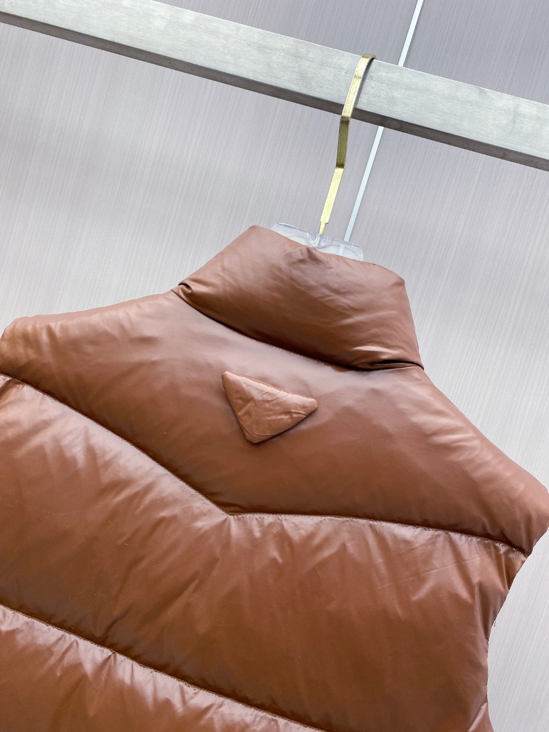 普拉达 Prada 25秋冬新品发布，啪嗒新款羽绒马甲出货，原版购入，全部面料及辅料原版订制，所有细节完