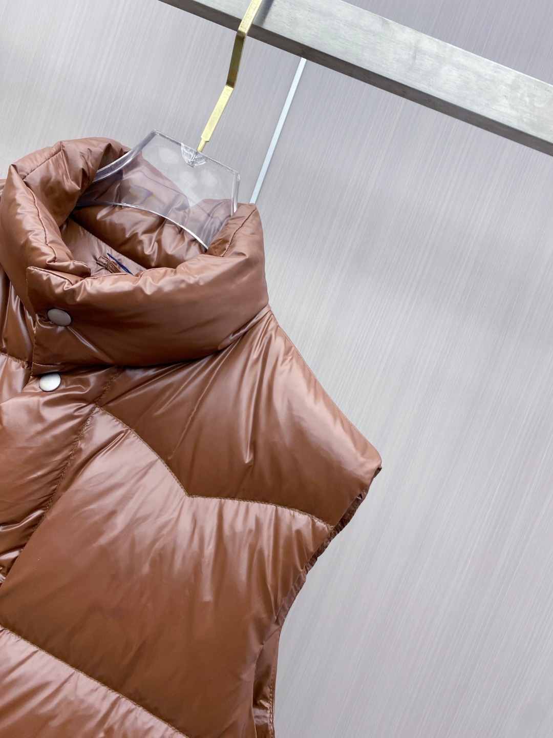 普拉达 Prada 25秋冬新品发布，啪嗒新款羽绒马甲出货，原版购入，全部面料及辅料原版订制，所有细节完