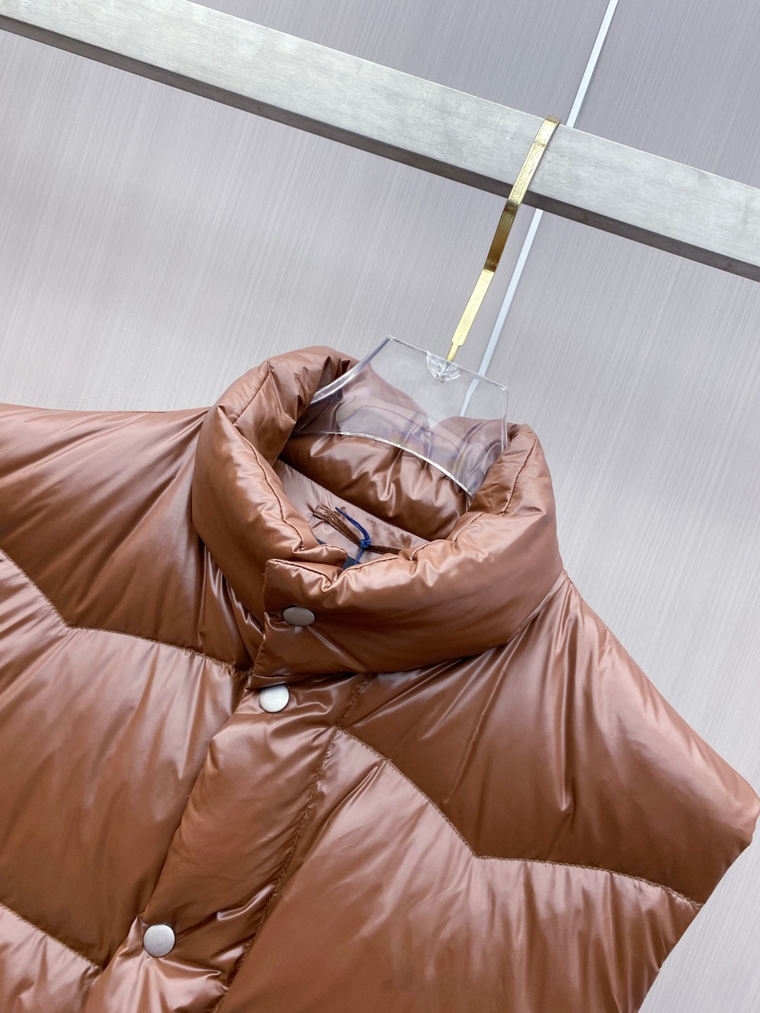 普拉达 Prada 25秋冬新品发布，啪嗒新款羽绒马甲出货，原版购入，全部面料及辅料原版订制，所有细节完