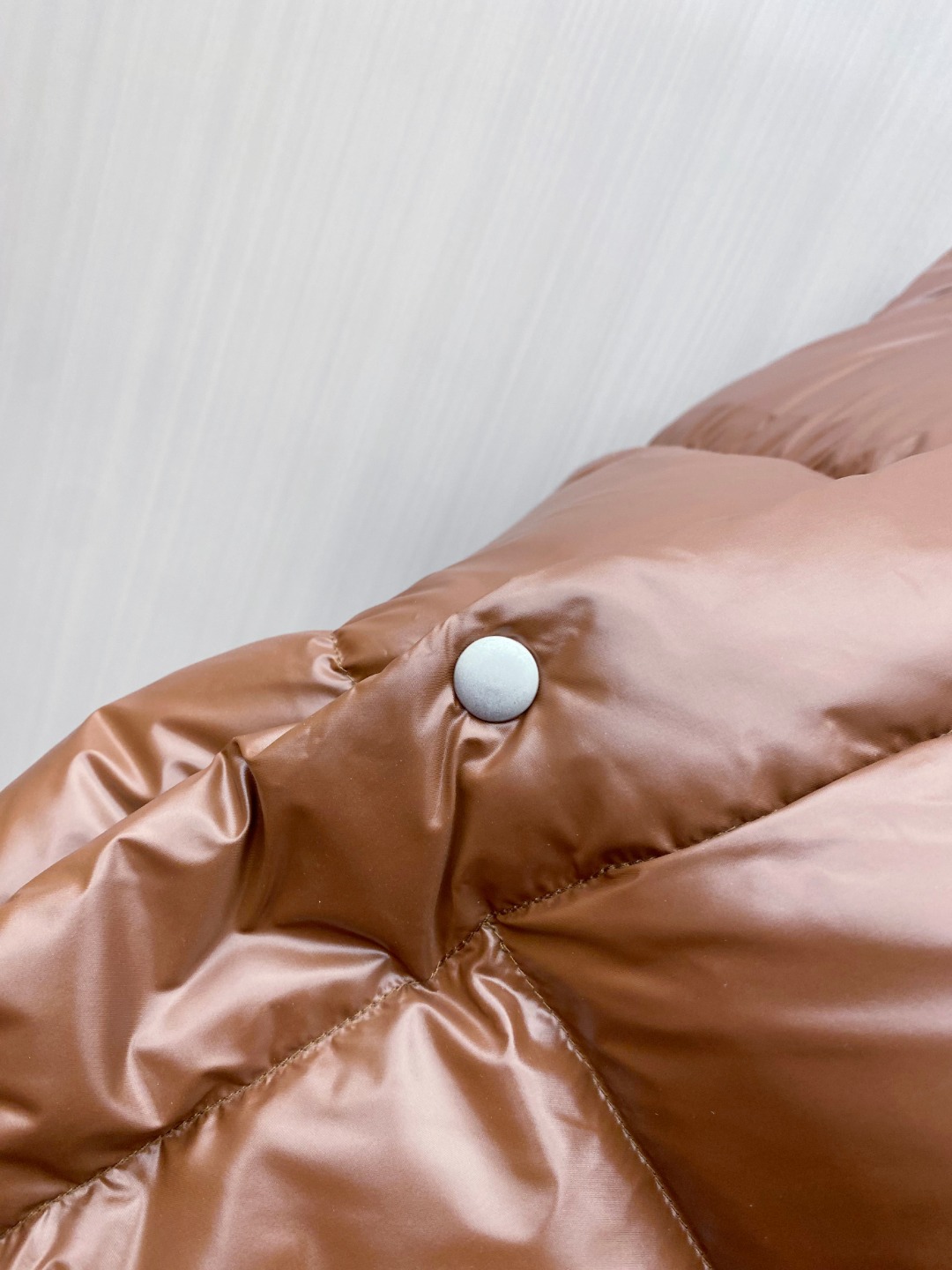 普拉达 Prada 25秋冬新品发布，啪嗒新款羽绒马甲出货，原版购入，全部面料及辅料原版订制，所有细节完