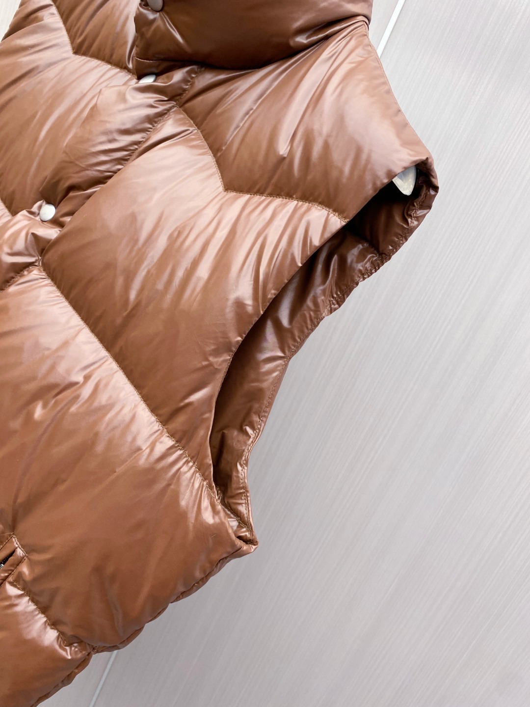 普拉达 Prada 25秋冬新品发布，啪嗒新款羽绒马甲出货，原版购入，全部面料及辅料原版订制，所有细节完