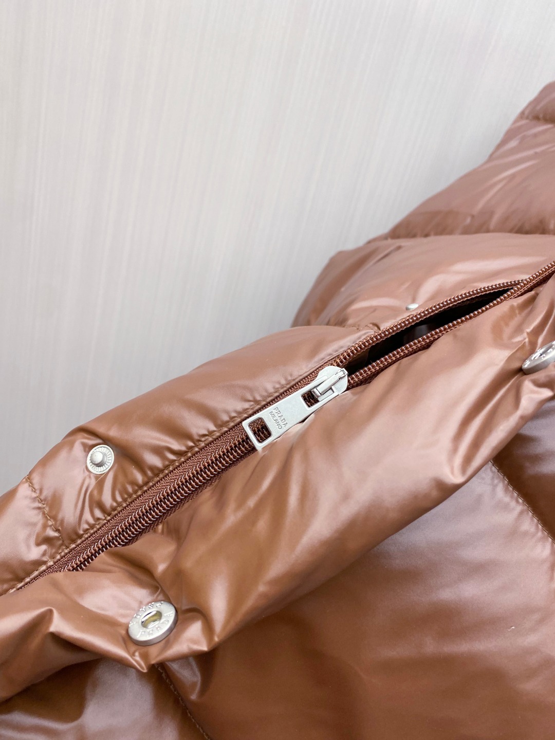 普拉达 Prada 25秋冬新品发布，啪嗒新款羽绒马甲出货，原版购入，全部面料及辅料原版订制，所有细节完