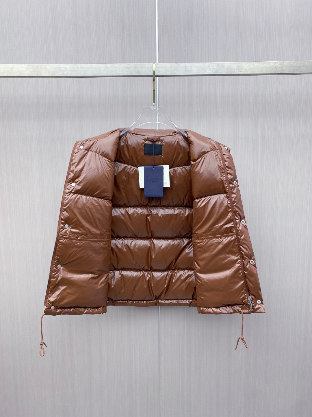 普拉达 Prada 25秋冬新品发布，啪嗒新款羽绒马甲出货，原版购入，全部面料及辅料原版订制，所有细节完