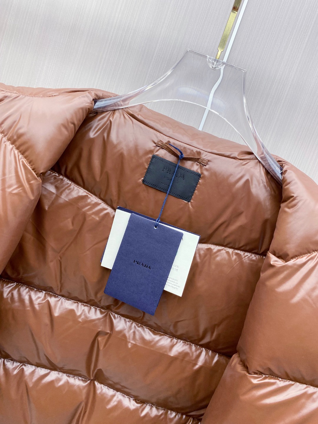 普拉达 Prada 25秋冬新品发布，啪嗒新款羽绒马甲出货，原版购入，全部面料及辅料原版订制，所有细节完