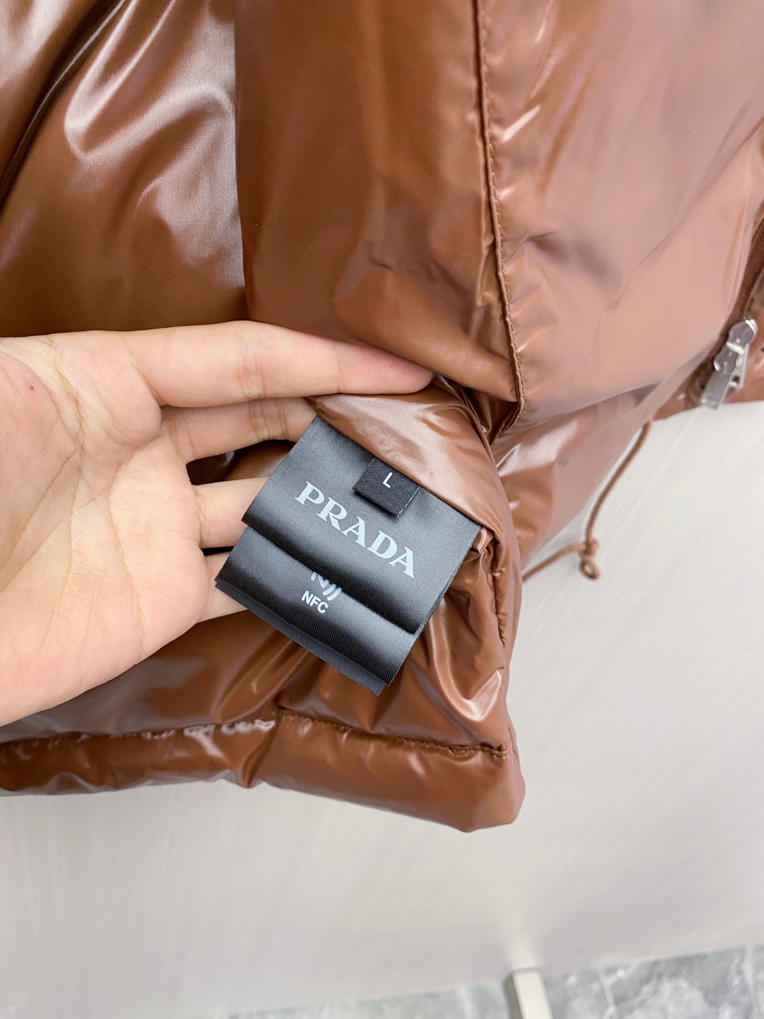 普拉达 Prada 25秋冬新品发布，啪嗒新款羽绒马甲出货，原版购入，全部面料及辅料原版订制，所有细节完