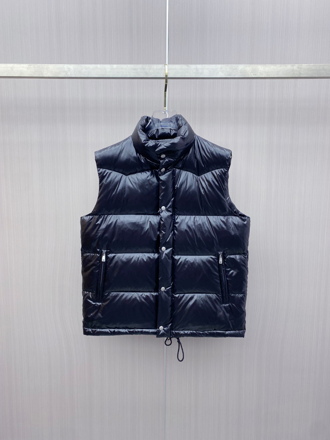 普拉达 Prada 25秋冬新品发布，啪嗒新款羽绒马甲出货，原版购入，全部面料及辅料原版订制，所有细节完