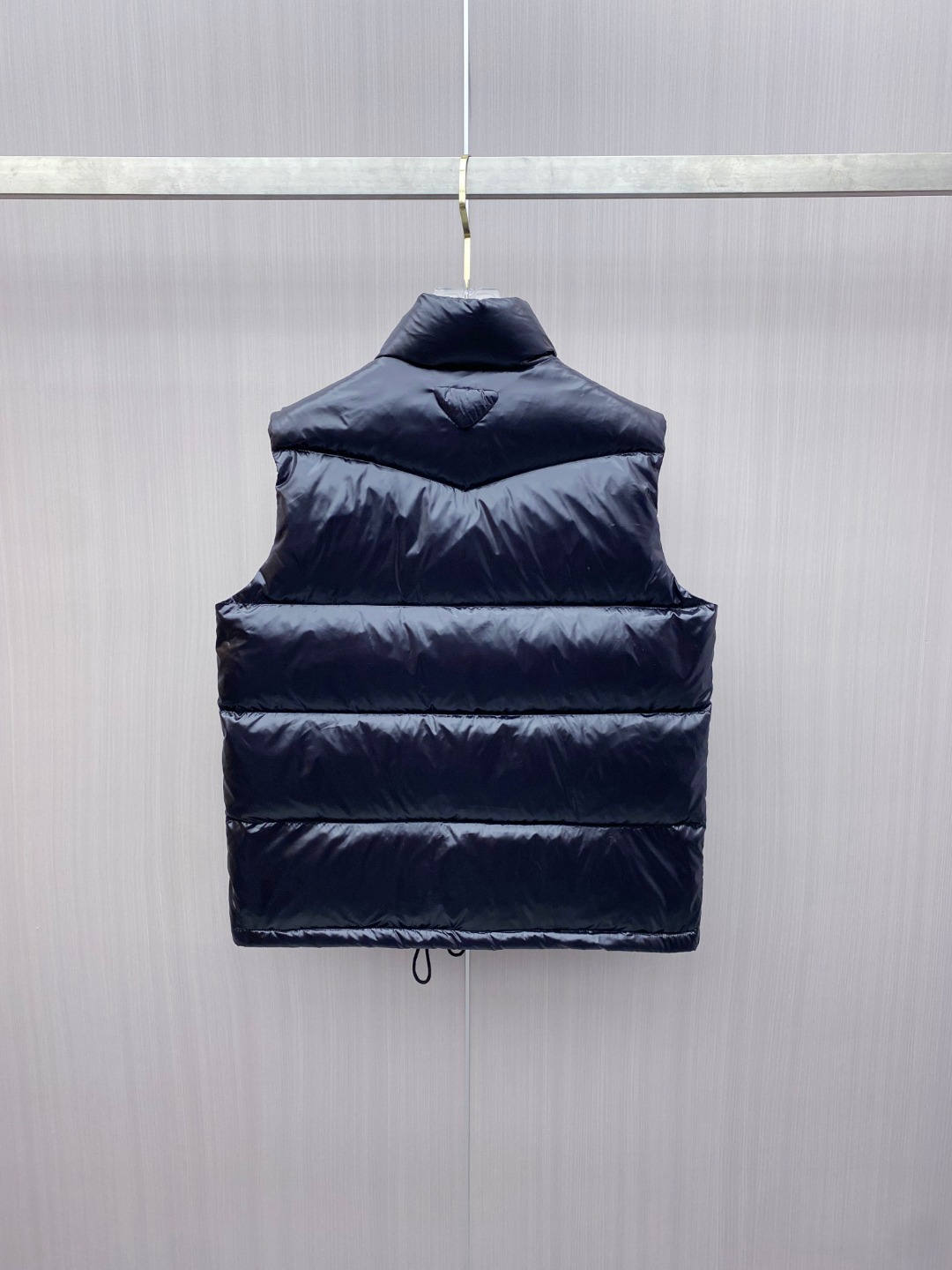 普拉达 Prada 25秋冬新品发布，啪嗒新款羽绒马甲出货，原版购入，全部面料及辅料原版订制，所有细节完