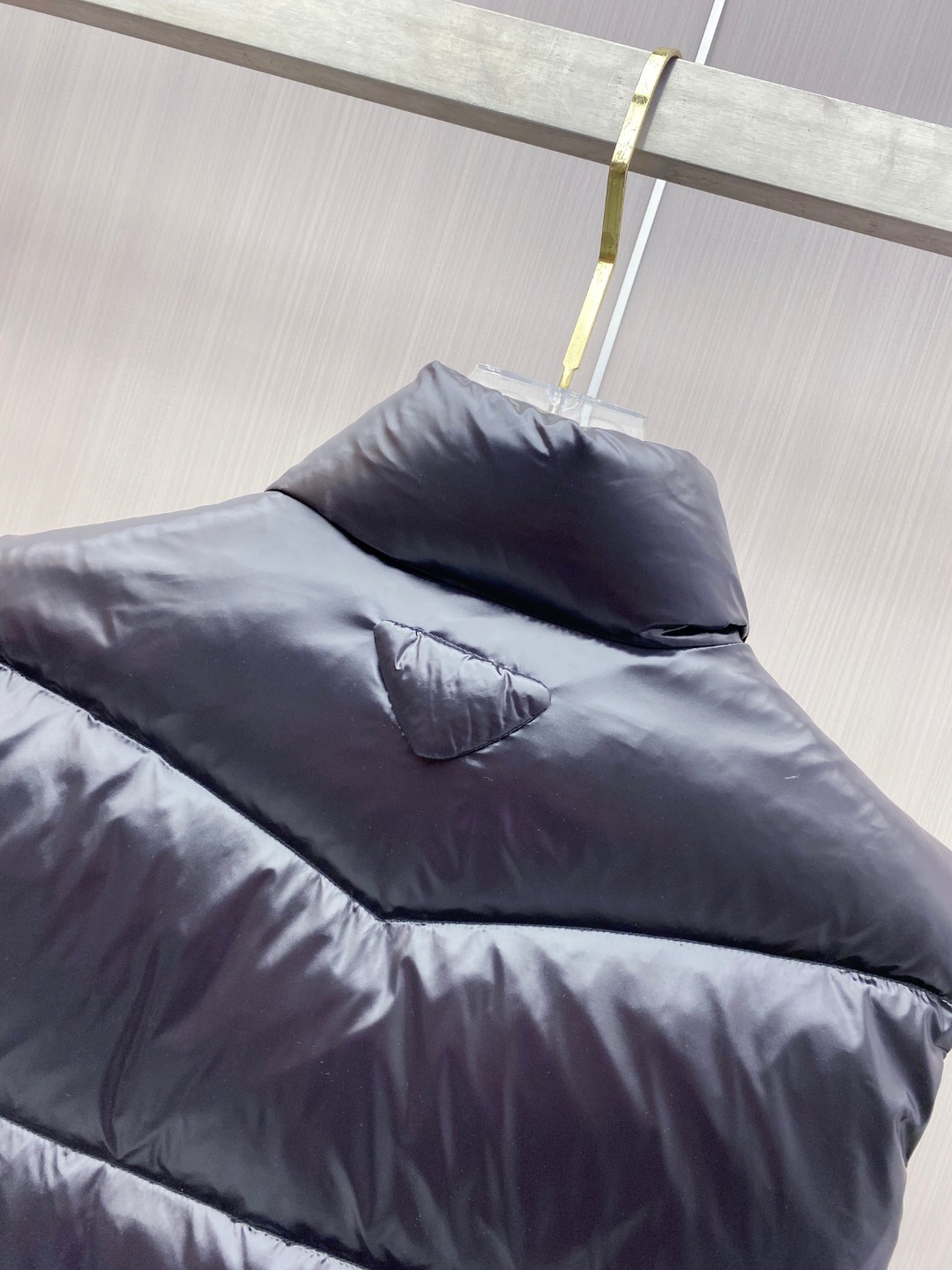 普拉达 Prada 25秋冬新品发布，啪嗒新款羽绒马甲出货，原版购入，全部面料及辅料原版订制，所有细节完