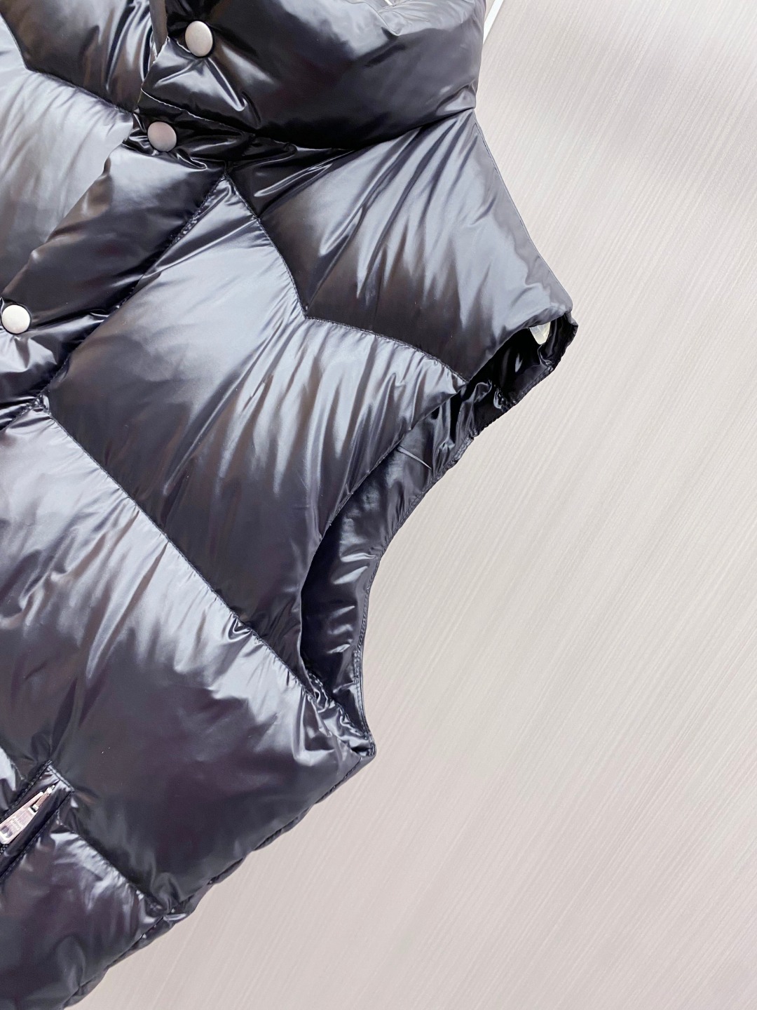 普拉达 Prada 25秋冬新品发布，啪嗒新款羽绒马甲出货，原版购入，全部面料及辅料原版订制，所有细节完