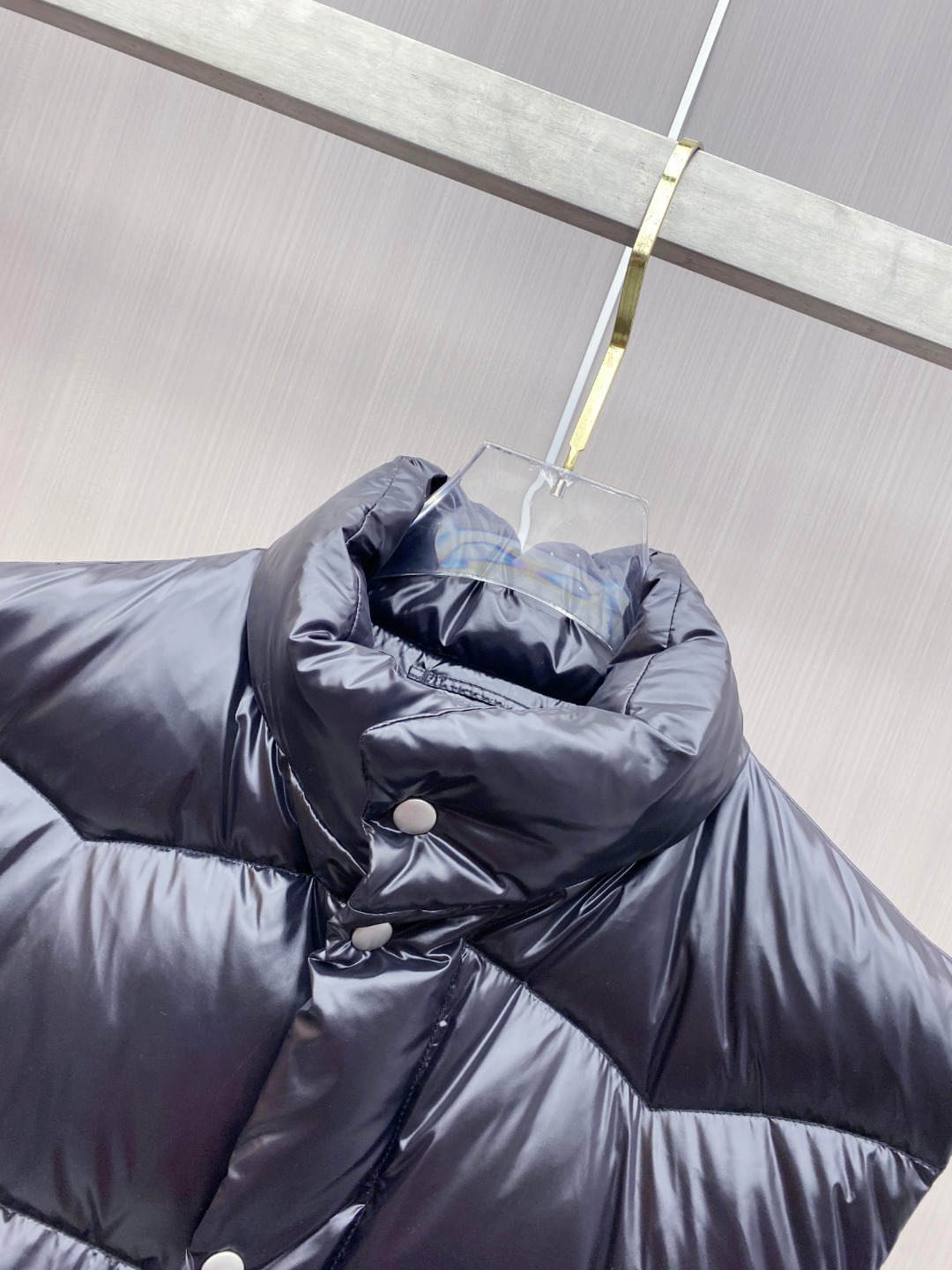 普拉达 Prada 25秋冬新品发布，啪嗒新款羽绒马甲出货，原版购入，全部面料及辅料原版订制，所有细节完