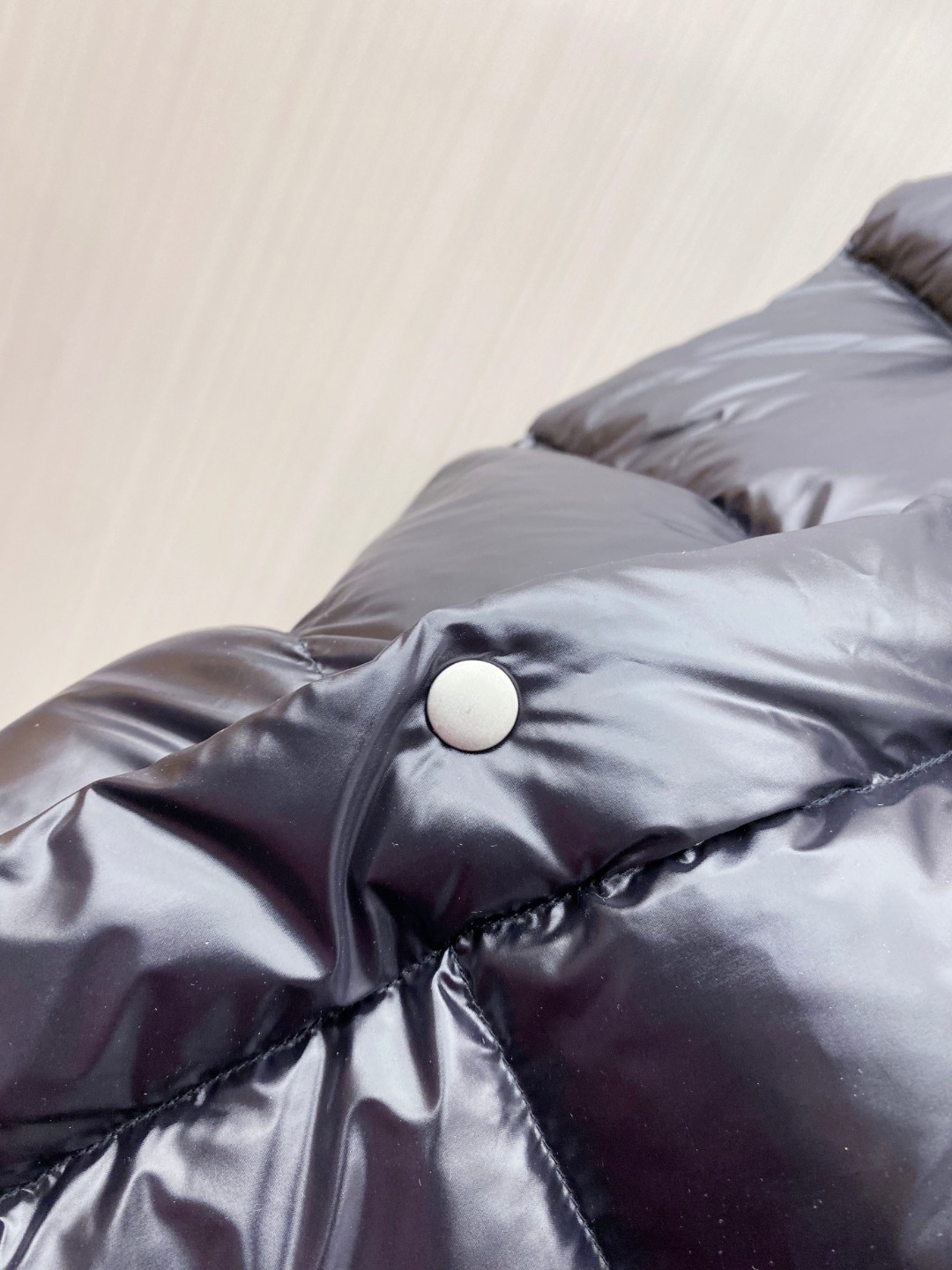 普拉达 Prada 25秋冬新品发布，啪嗒新款羽绒马甲出货，原版购入，全部面料及辅料原版订制，所有细节完